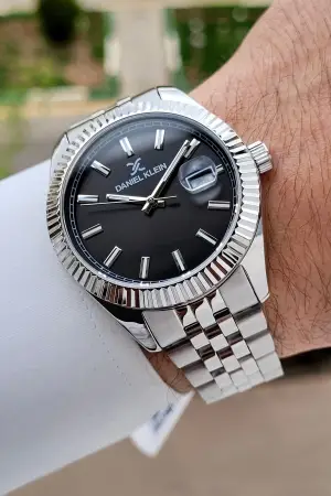 Kadranı Siyah Kordonu Gümüş Renk 42 Mm Takvimli Erkek Kol Saati