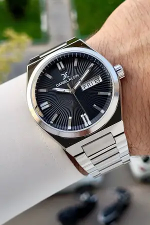 Kadranı Siyah Kordonu Gümüş Renk İç Göstergeleri Aktif Erkek Kol Saati