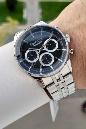 Kadranı Siyah Kordonu Gümüş Renk İç Göstergeleri Aktif Erkek Kol Saati