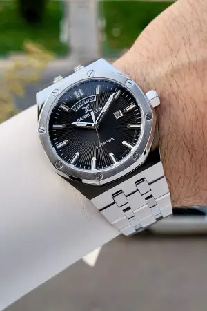 Kadranı Siyah Kordonu Gümüş Renk İç Göstergeleri Aktif Erkek Kol Saati