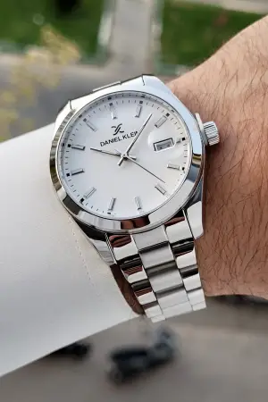 Kadranı Beyaz Kordonu Gümüş Renk Takvimli Erkek Kol Saati