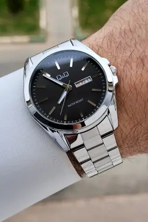 Kadranı Siyah Kordonu Gümüş Renk 40,5 mm İç Göstergeleri Aktif Erkek Kol Saati