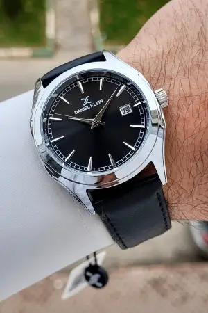 Kasası Gümüş Kordonu Siyah Renk 42 mm Takvimli Erkek Kol Saati