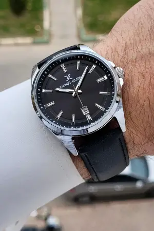 Kasası Gümüş Kordonu Siyah Renk 42 mm Takvimli Erkek Kol Saati