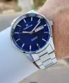 Kadranı Lacivert Kordonu Gümüş Renk Takvim Ve Gün Fonksiyonlu 44 Mm Erkek Kol Saati