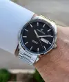 Kadranı Siyah Kordonu Gümüş Renk Takvim Ve Gün Fonksiyonlu 44 Mm Erkek Kol Saati