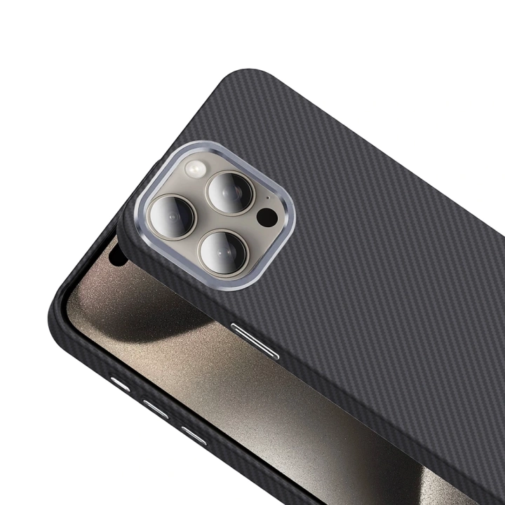 Apple iPhone 15 Pro Max Kılıf Magsafe Şarj Özellikli Karbon Fiber Görünümlü Redclick Gros Kapak