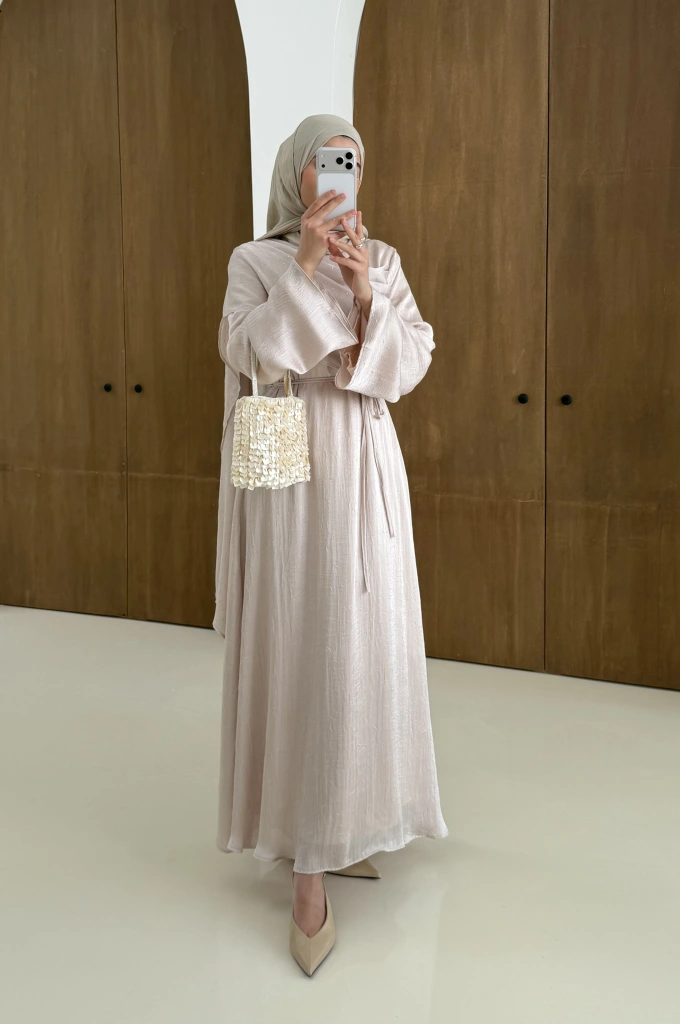 QABOOS ŞAL YAKA ELBİSE PUDRA