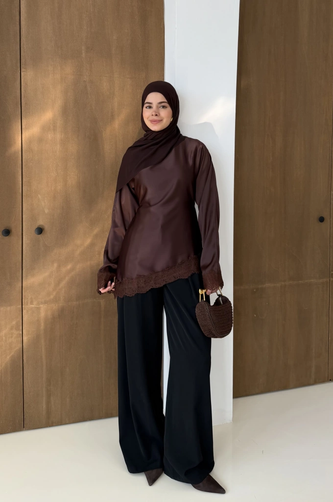 SATEN DANTEL DETAY ÜST KAHVE