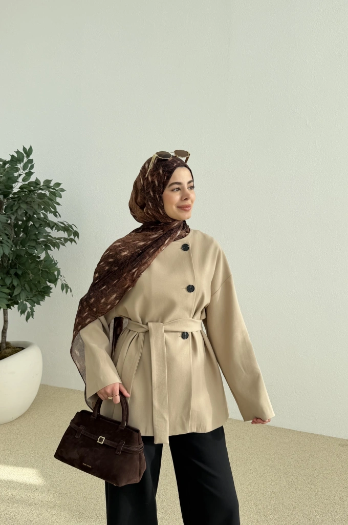 7672 KEMERLİ KISA TRENÇ KOYU BEJ