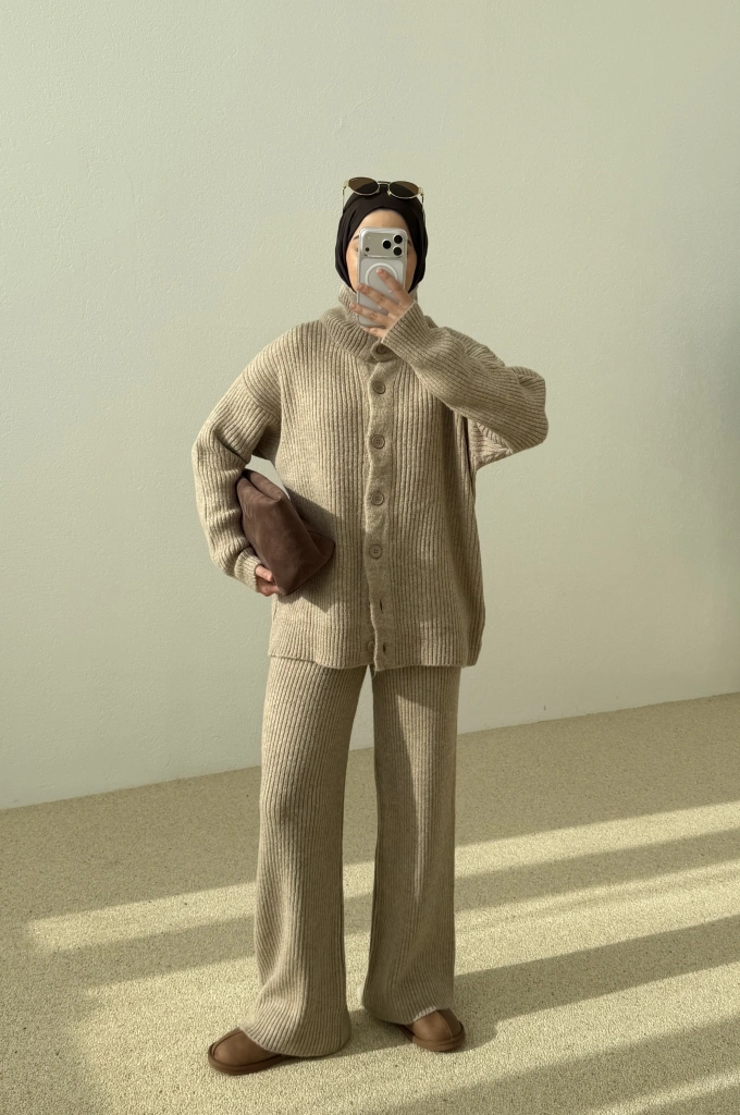 Dik yaka triko takım sütlü kahve