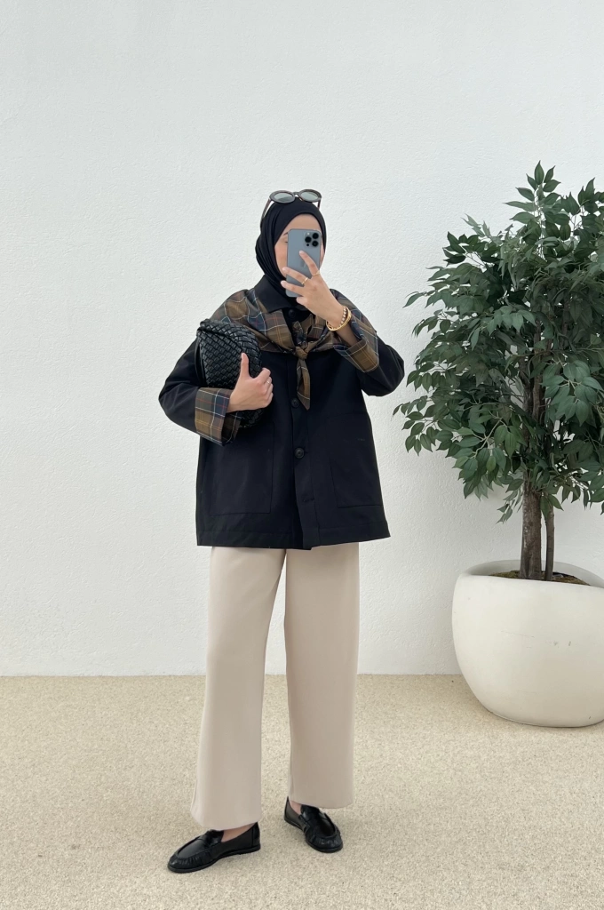 İÇ EKOSE FULARLI TRENÇKOT Siyah