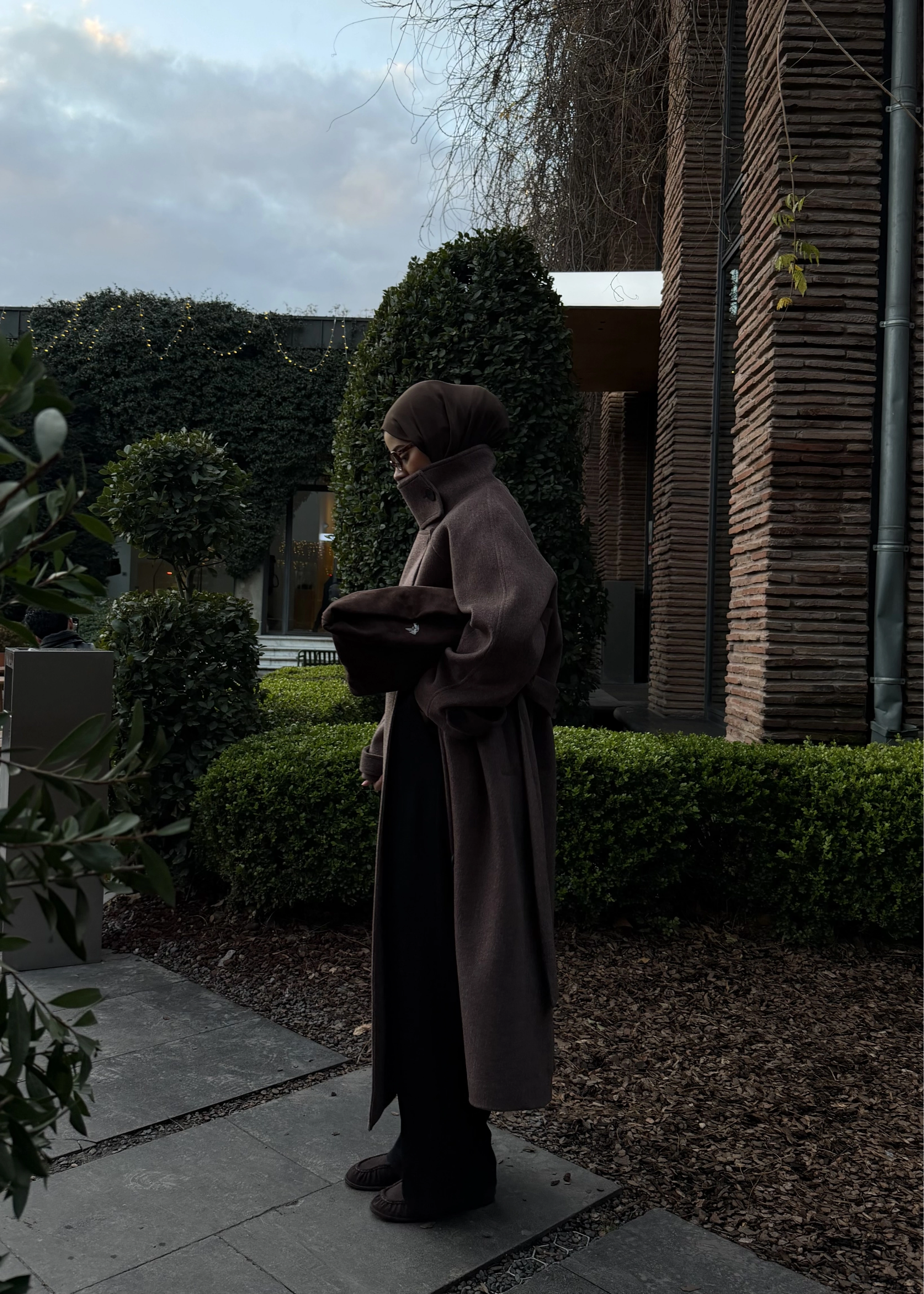 İTHAL KUMAŞ KAPAKLI YAKALI KABAN kahve