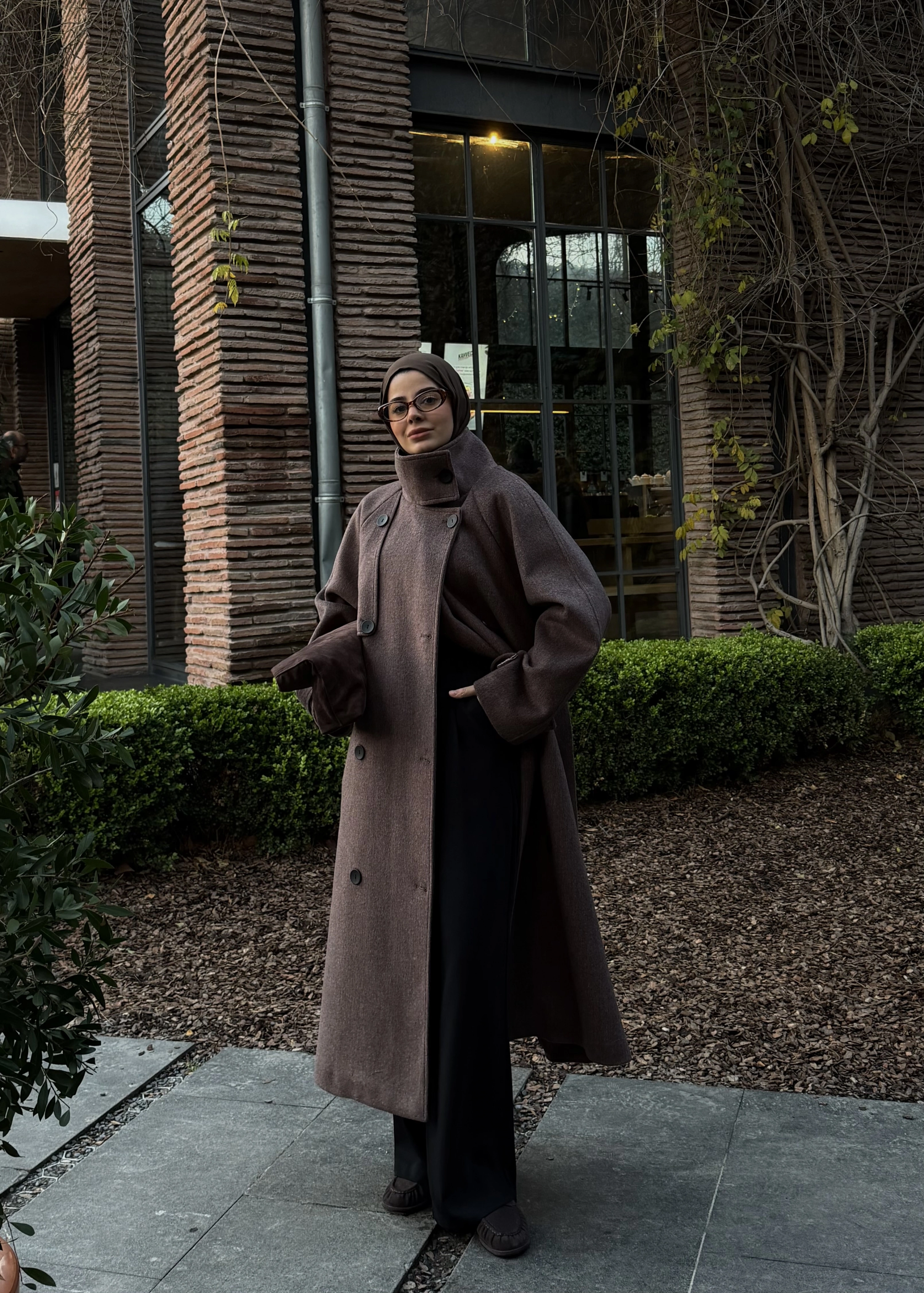 İTHAL KUMAŞ KAPAKLI YAKALI KABAN kahve