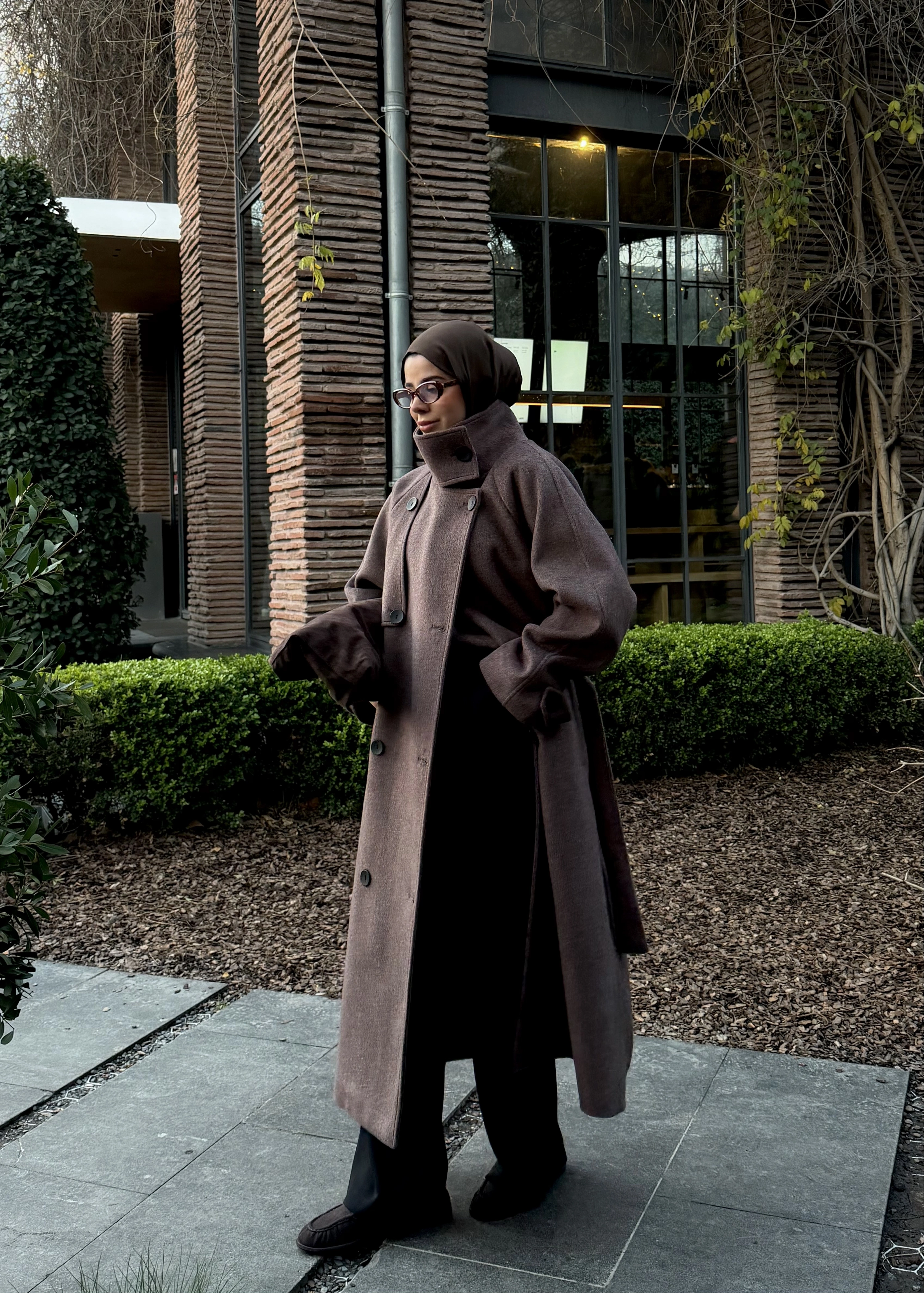 İTHAL KUMAŞ KAPAKLI YAKALI KABAN kahve