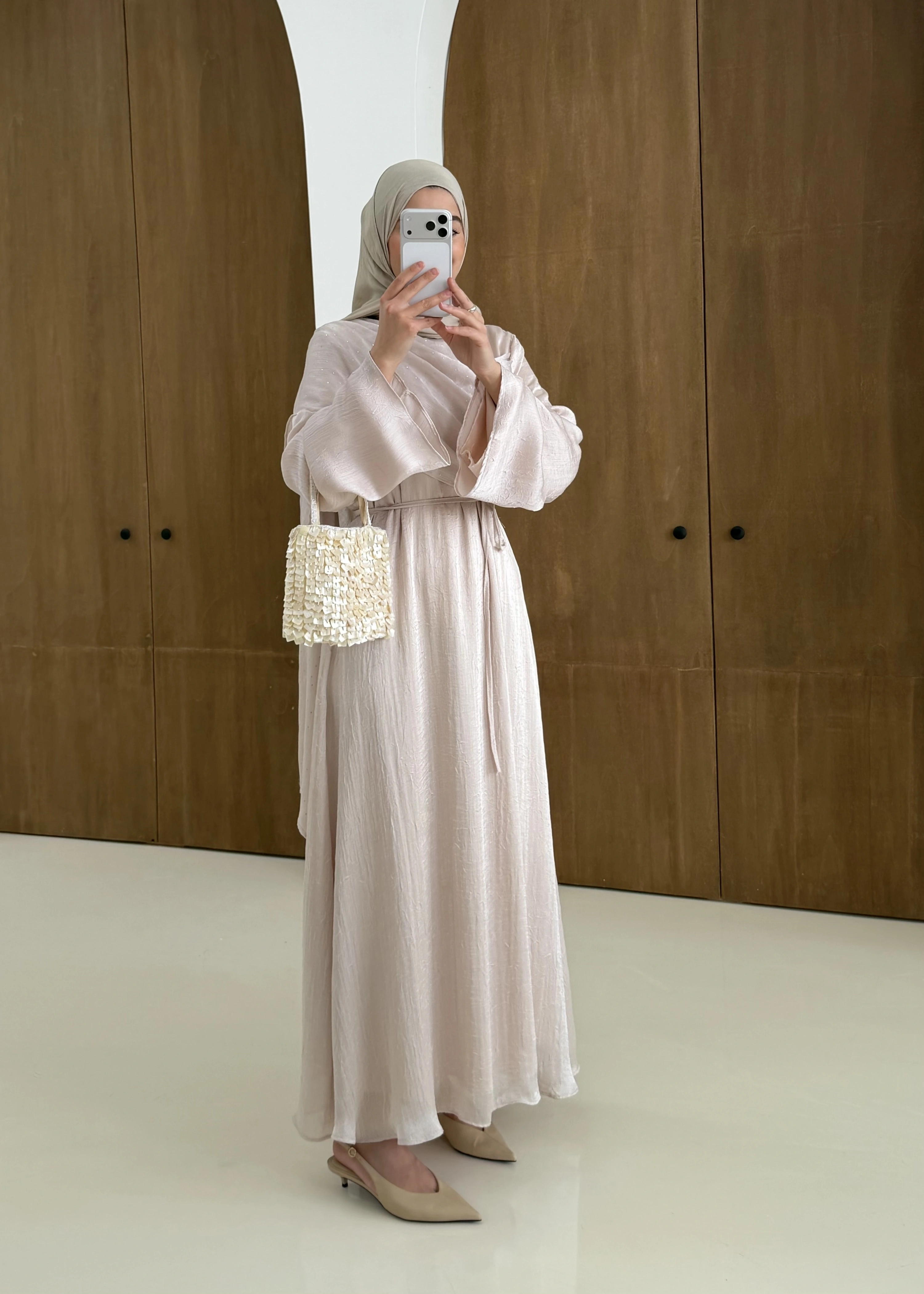 QABOOS ŞAL YAKA ELBİSE PUDRA