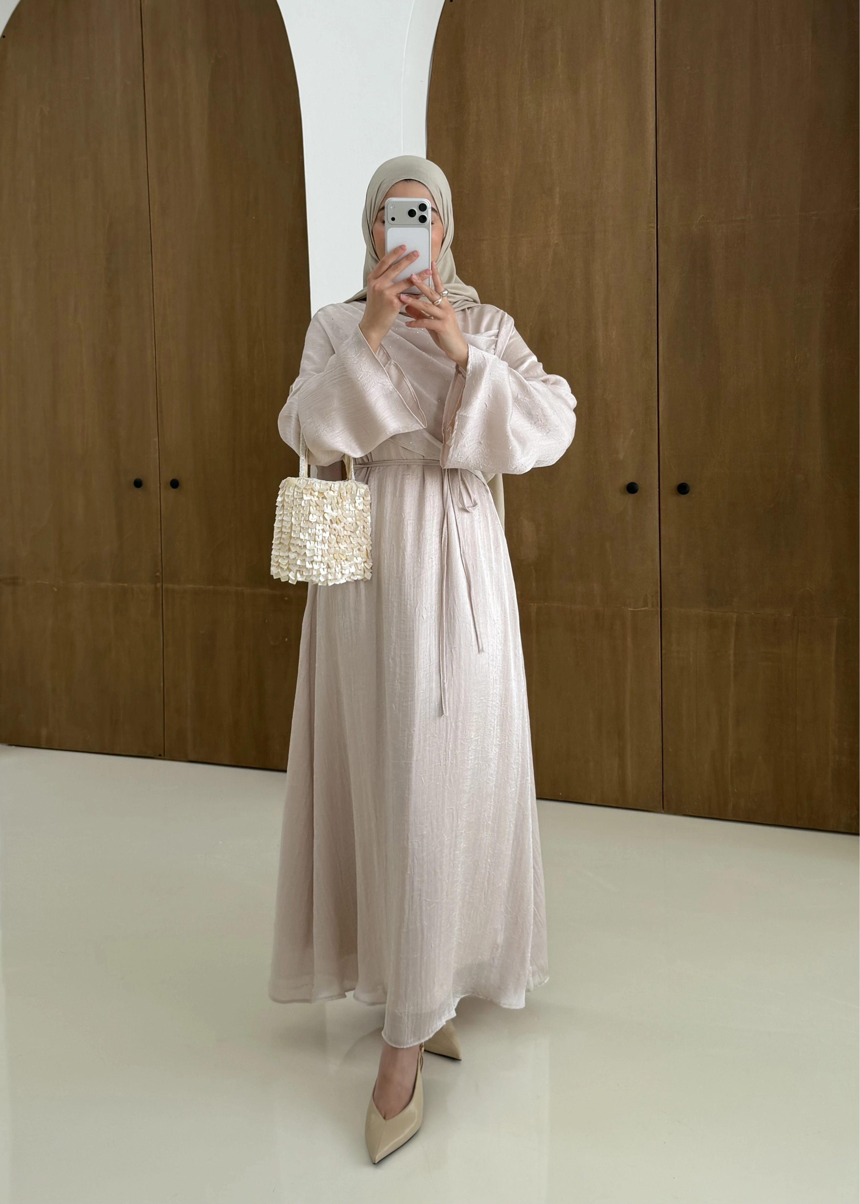 QABOOS ŞAL YAKA ELBİSE PUDRA