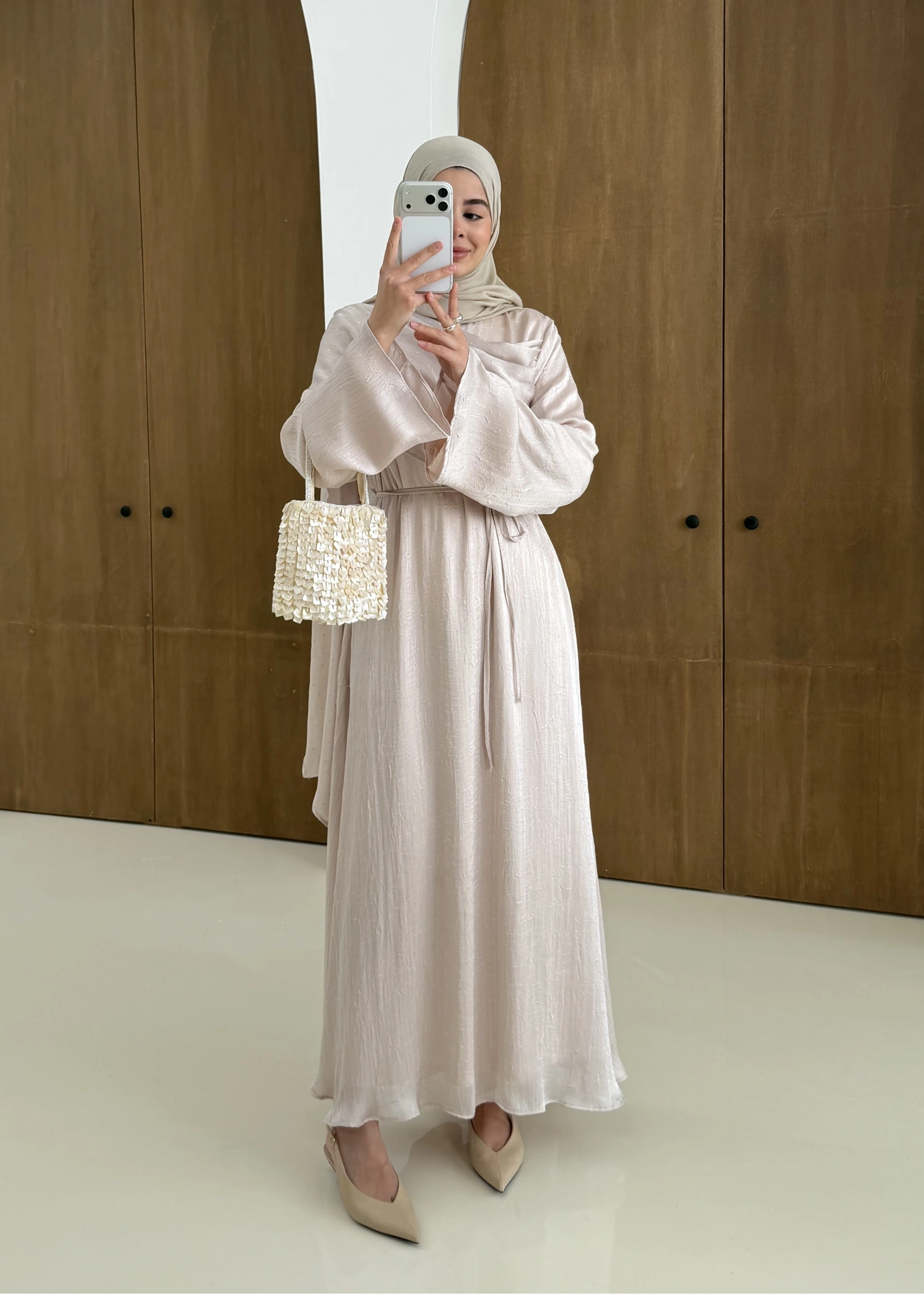 QABOOS ŞAL YAKA ELBİSE PUDRA