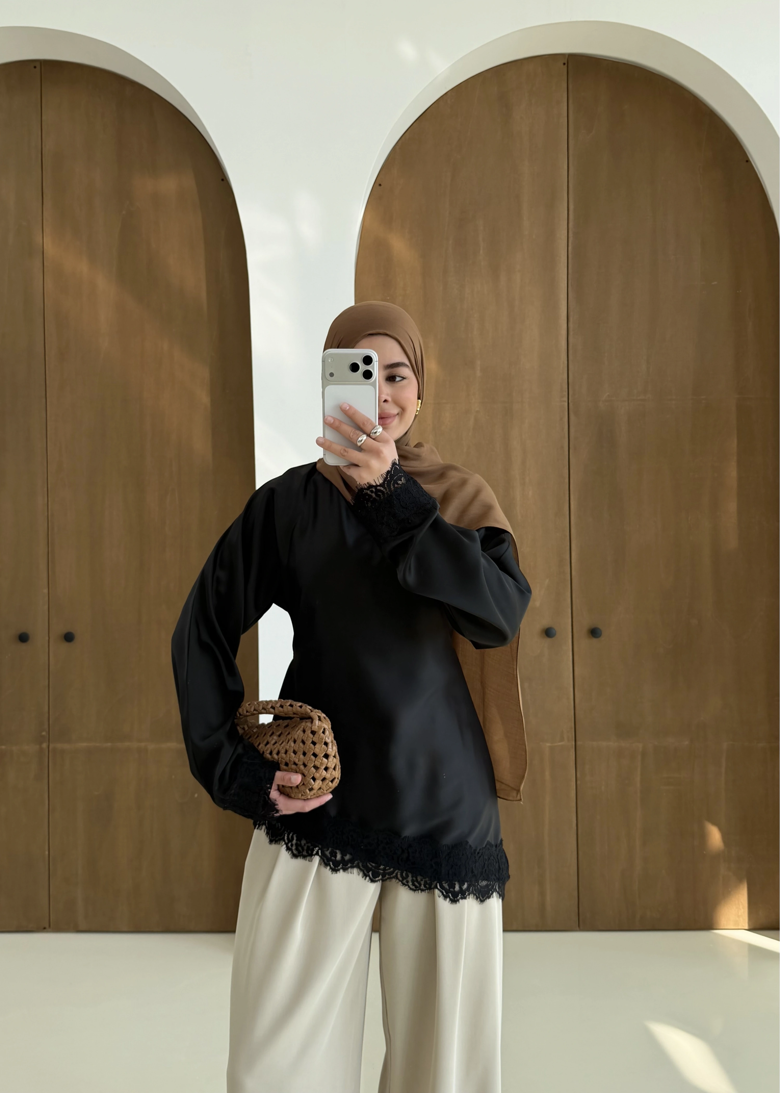 SATEN DANTEL DETAY ÜST SİYAH