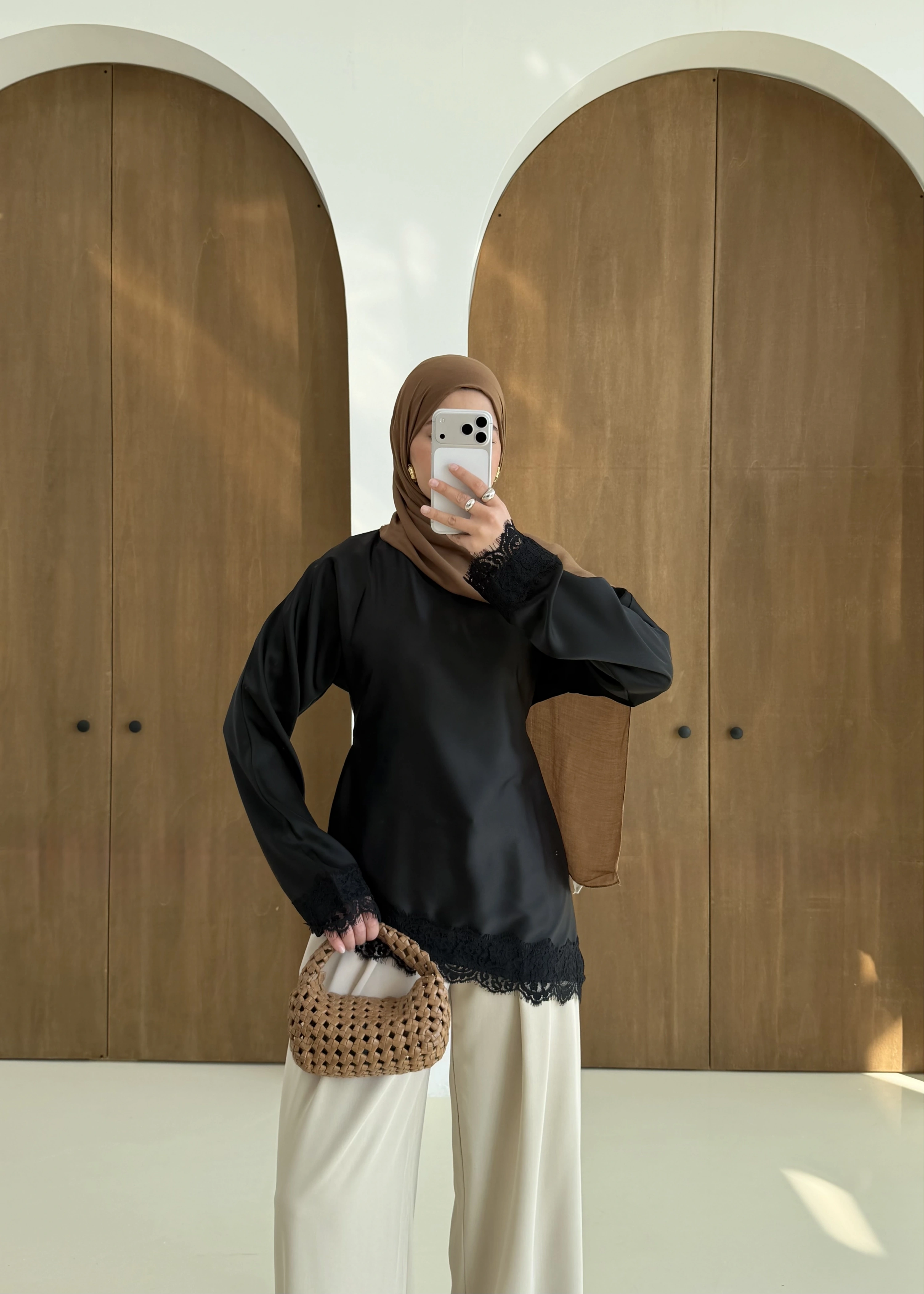 SATEN DANTEL DETAY ÜST SİYAH