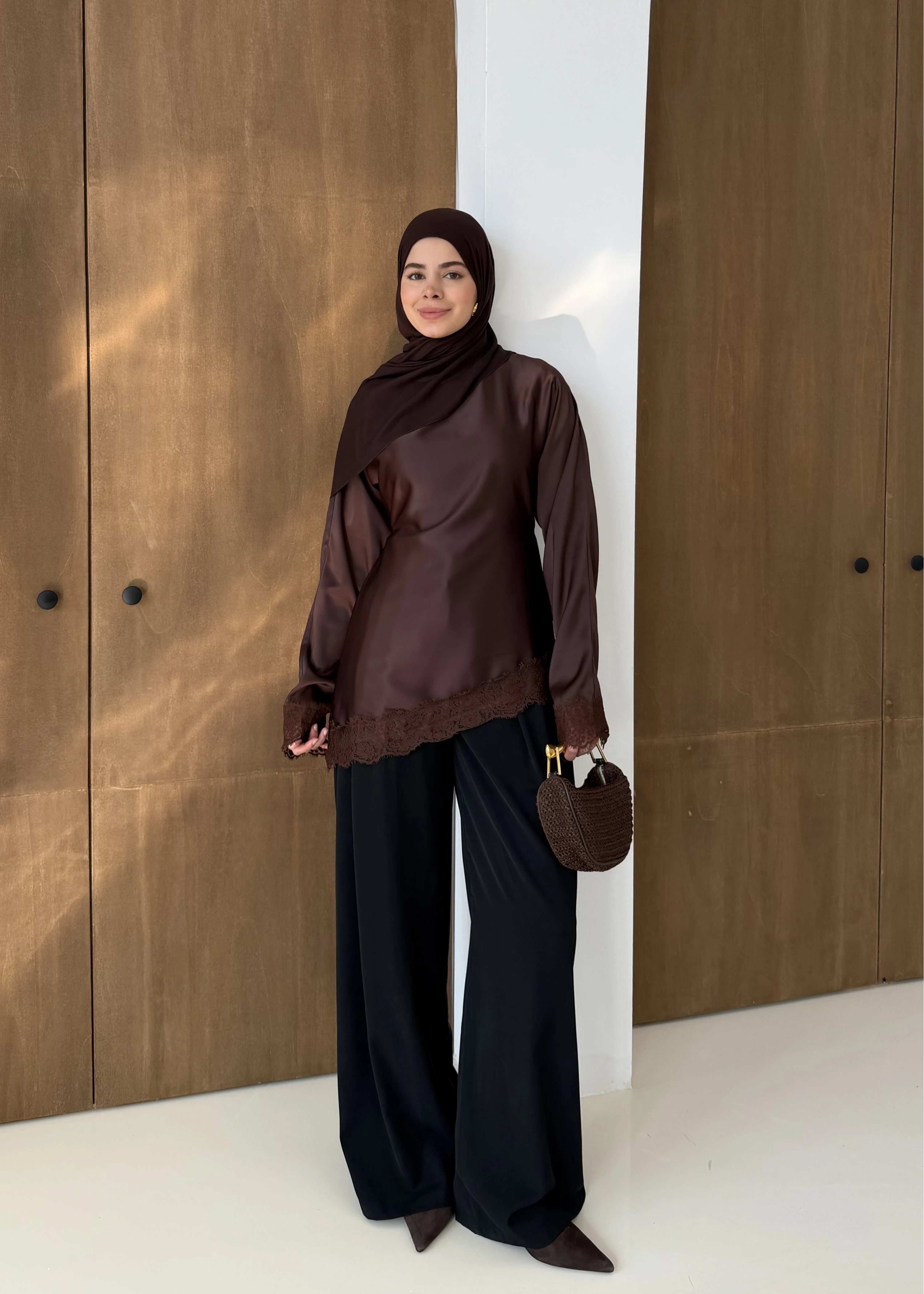 SATEN DANTEL DETAY ÜST KAHVE