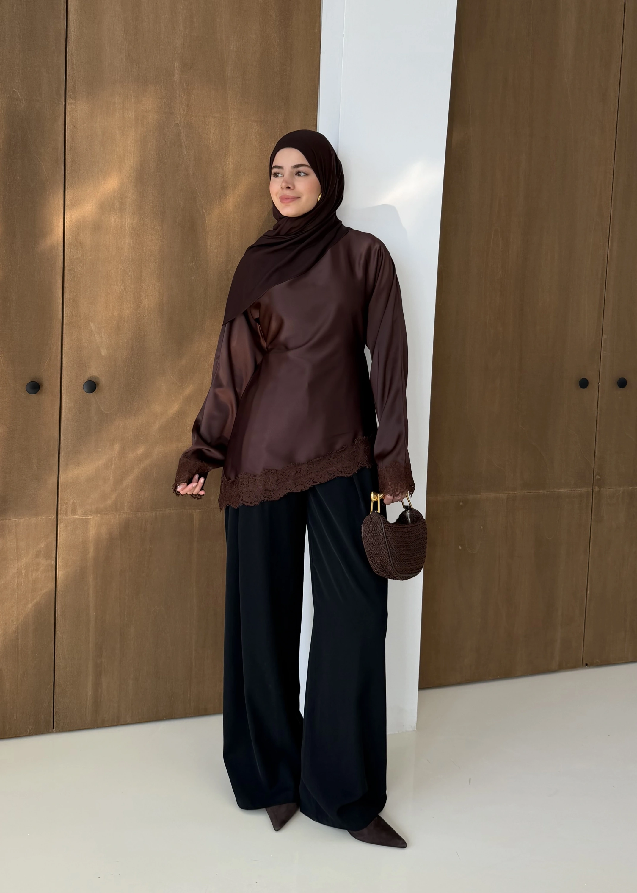 SATEN DANTEL DETAY ÜST KAHVE