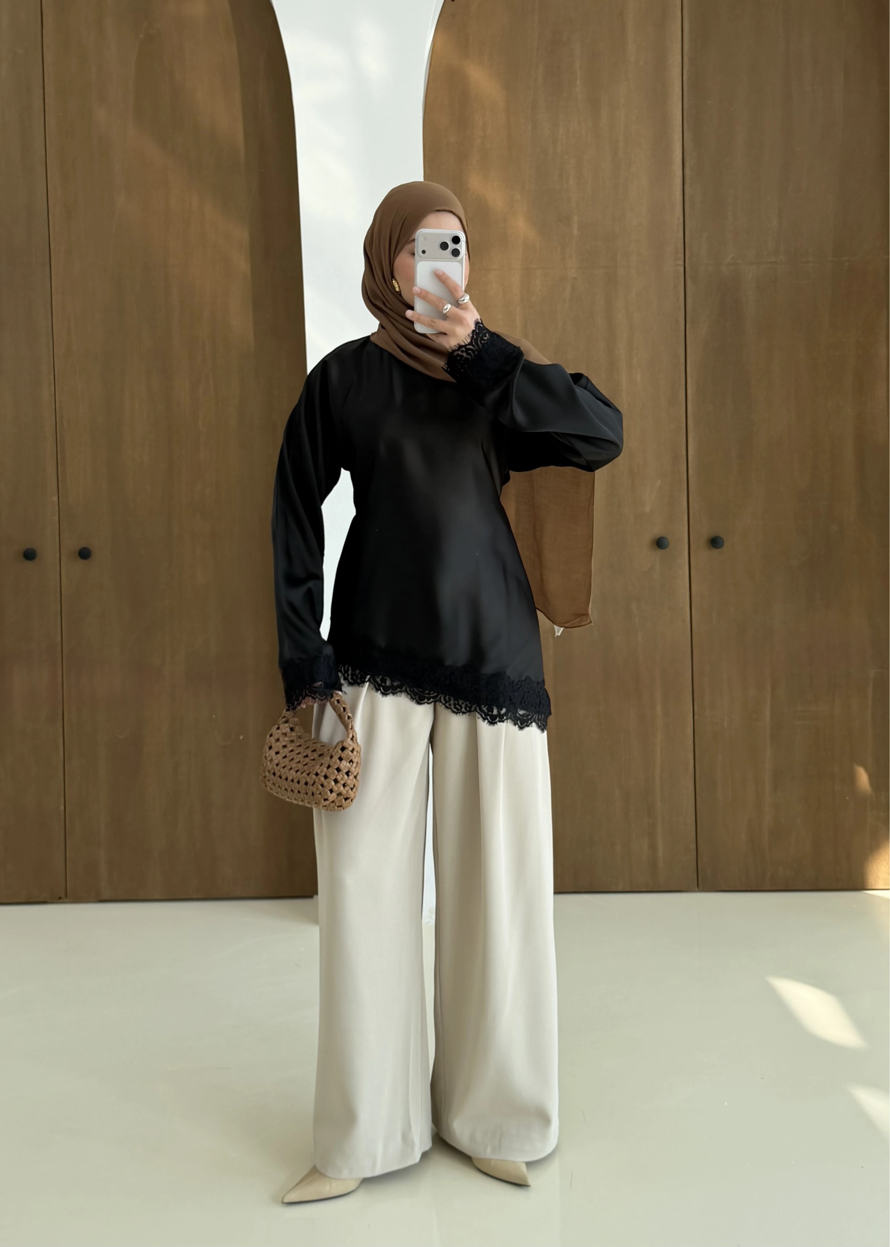 SATEN DANTEL DETAY ÜST SİYAH