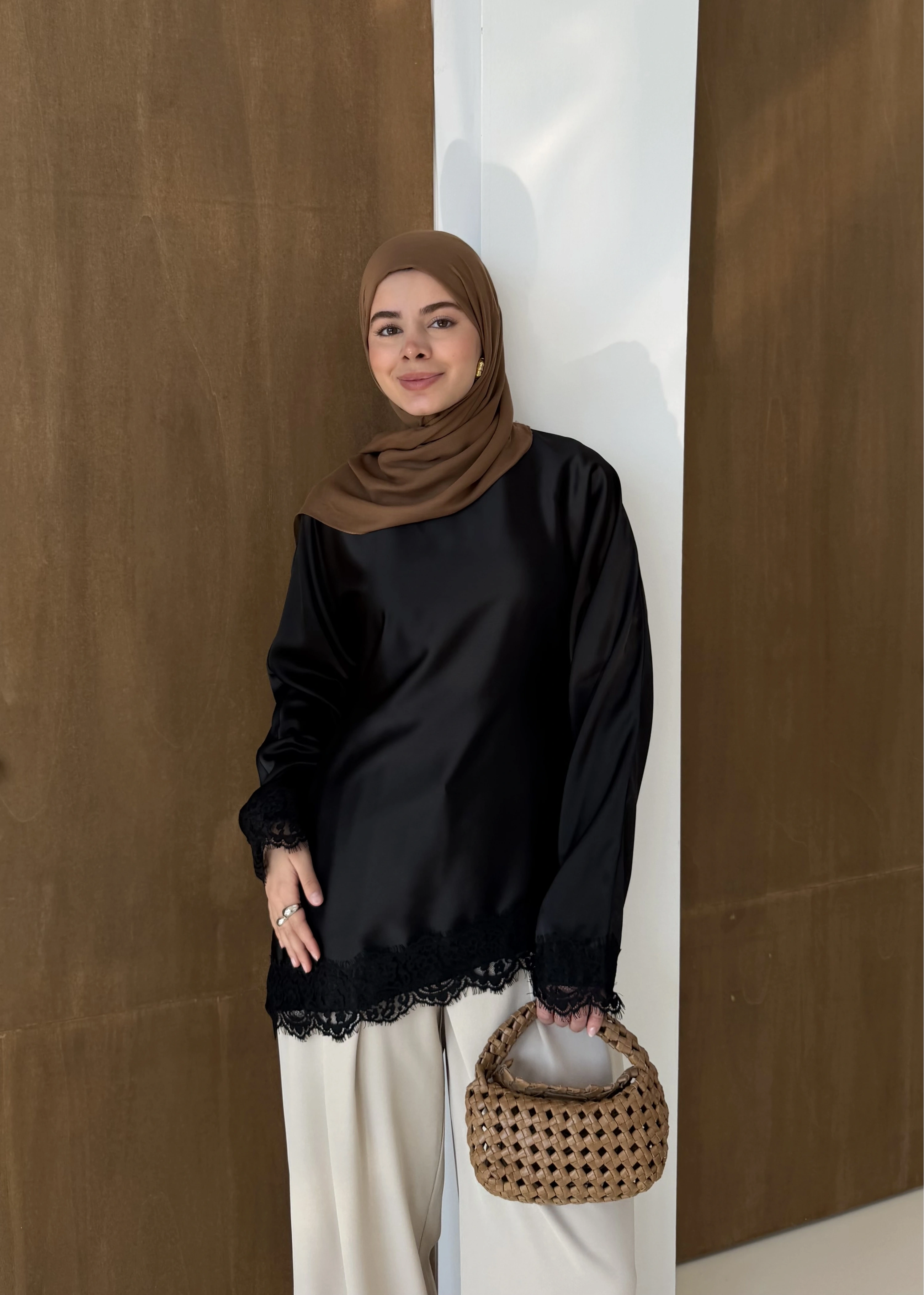 SATEN DANTEL DETAY ÜST SİYAH