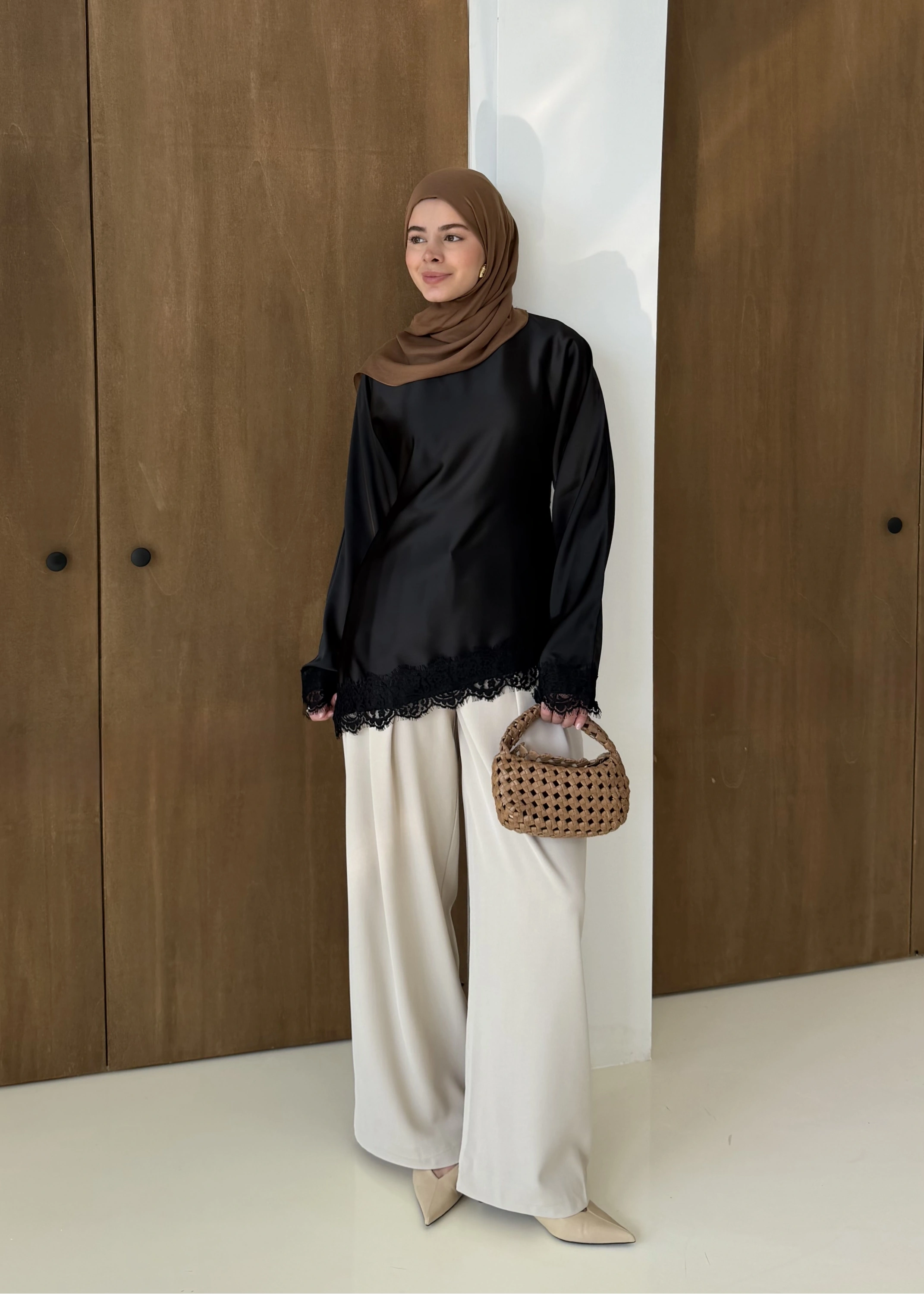 SATEN DANTEL DETAY ÜST SİYAH