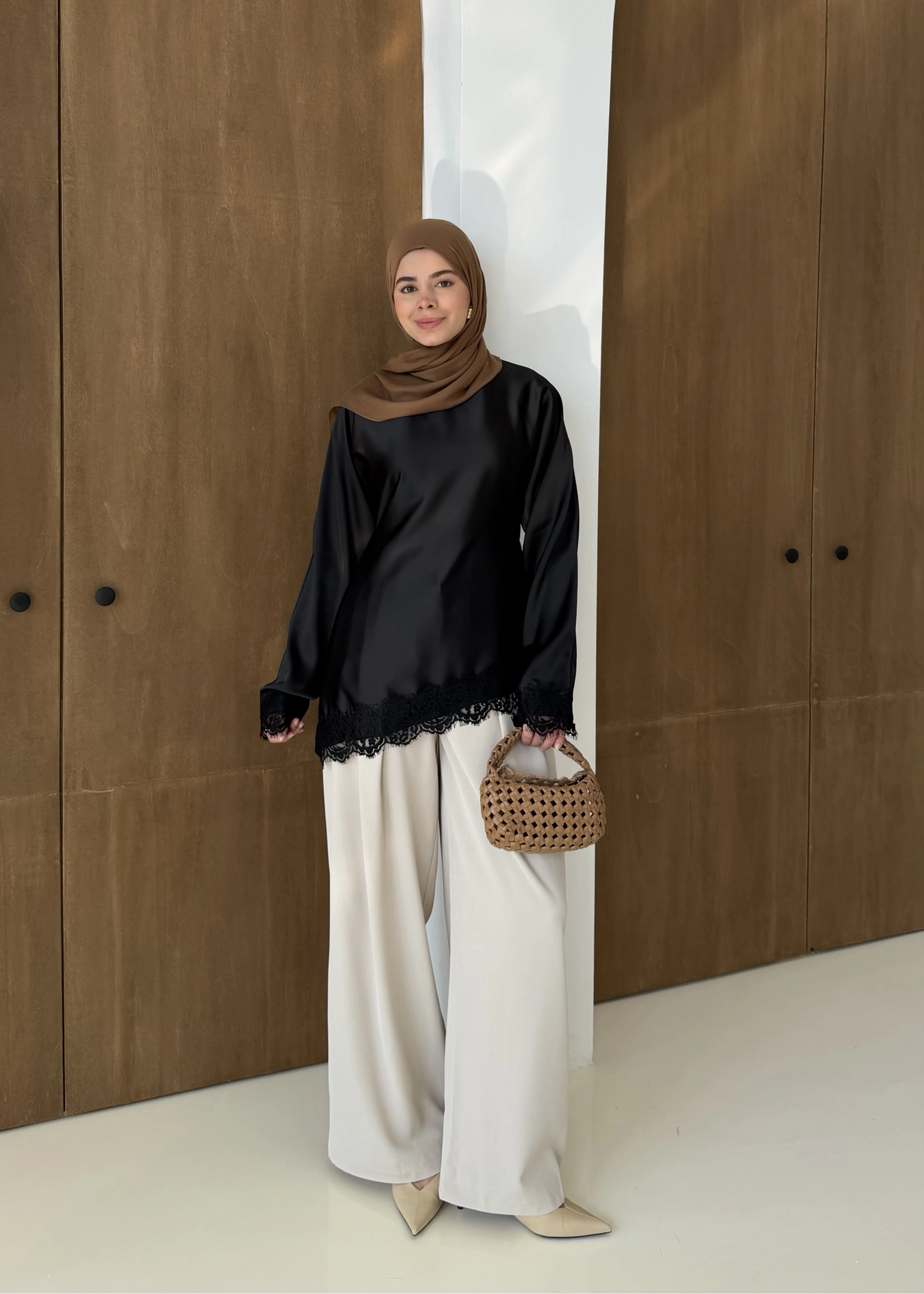 SATEN DANTEL DETAY ÜST SİYAH