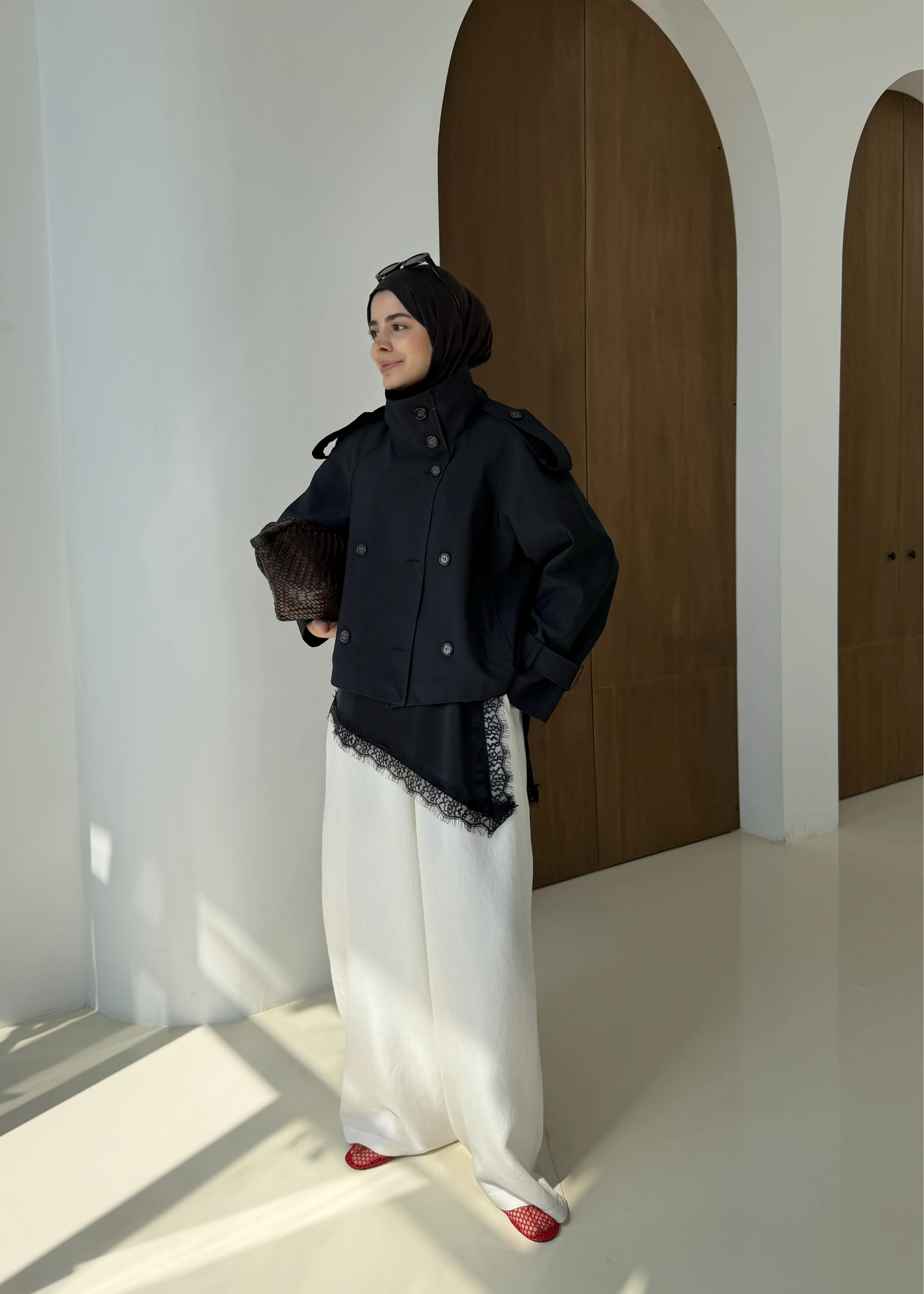 004 DİK YAKA KISA KUŞAKLI TRENÇKOT SİYAH