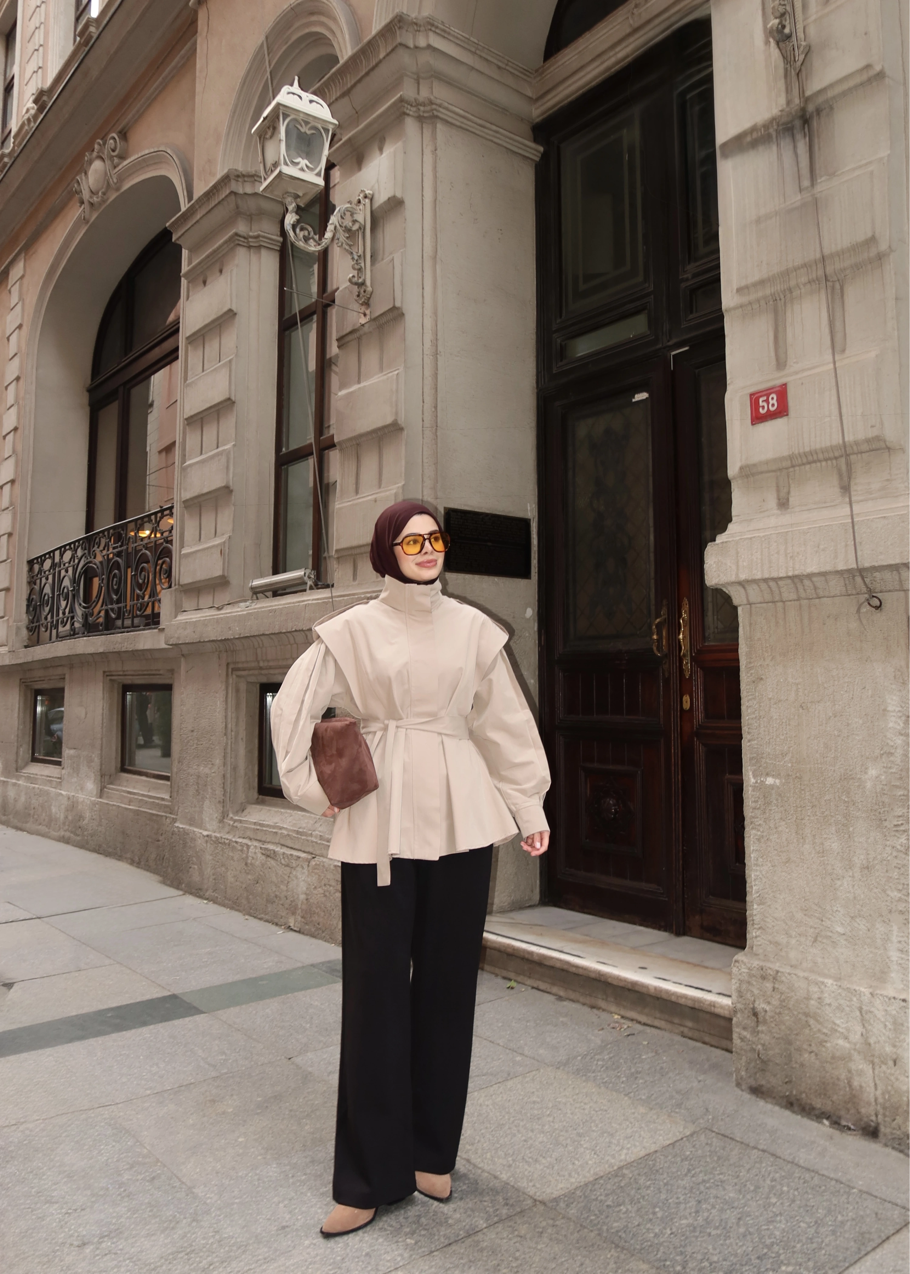 7623 DİK YAKA GENİŞ OMUZ TRENÇ KOYU BEJ