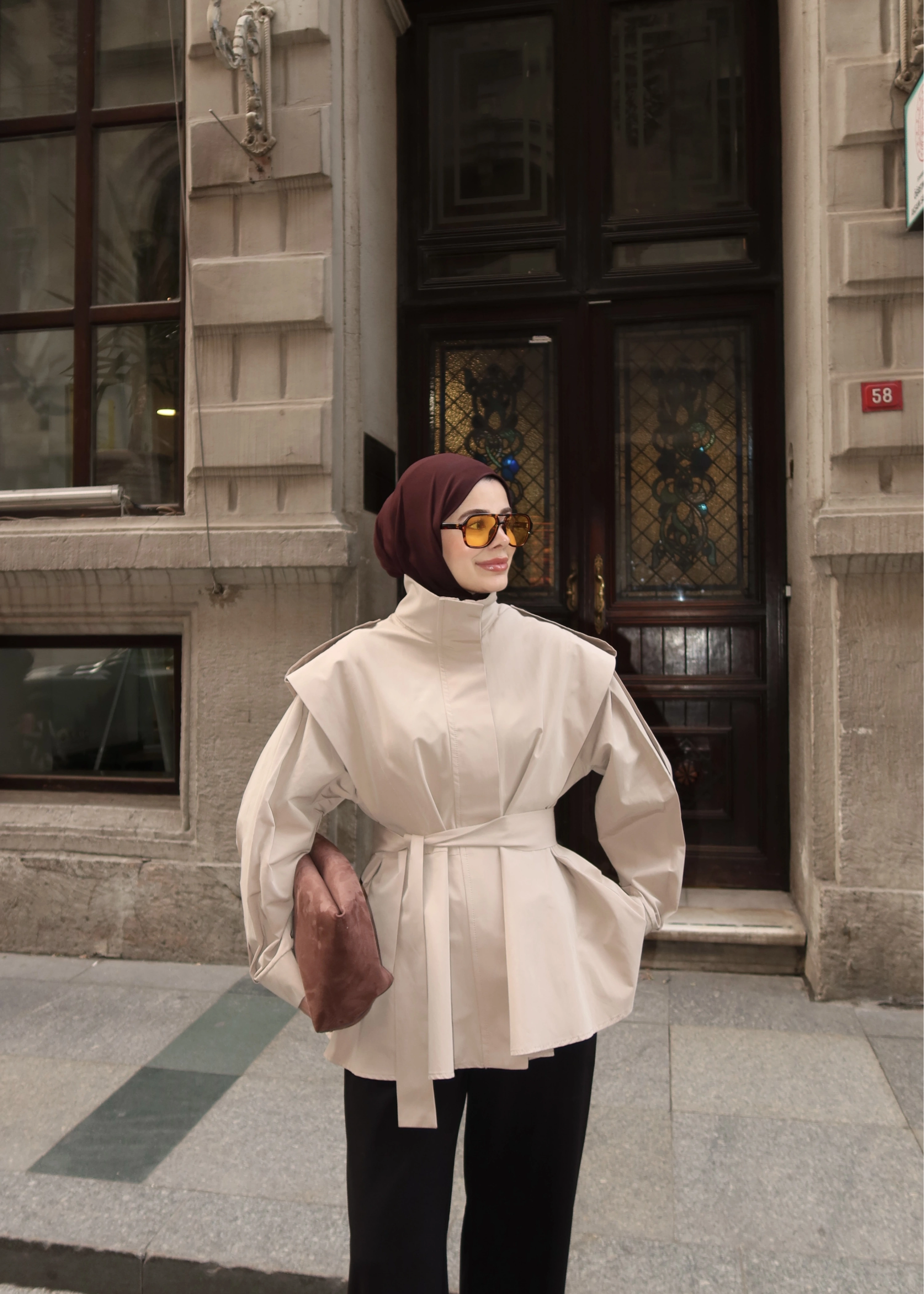 7623 DİK YAKA GENİŞ OMUZ TRENÇ KOYU BEJ