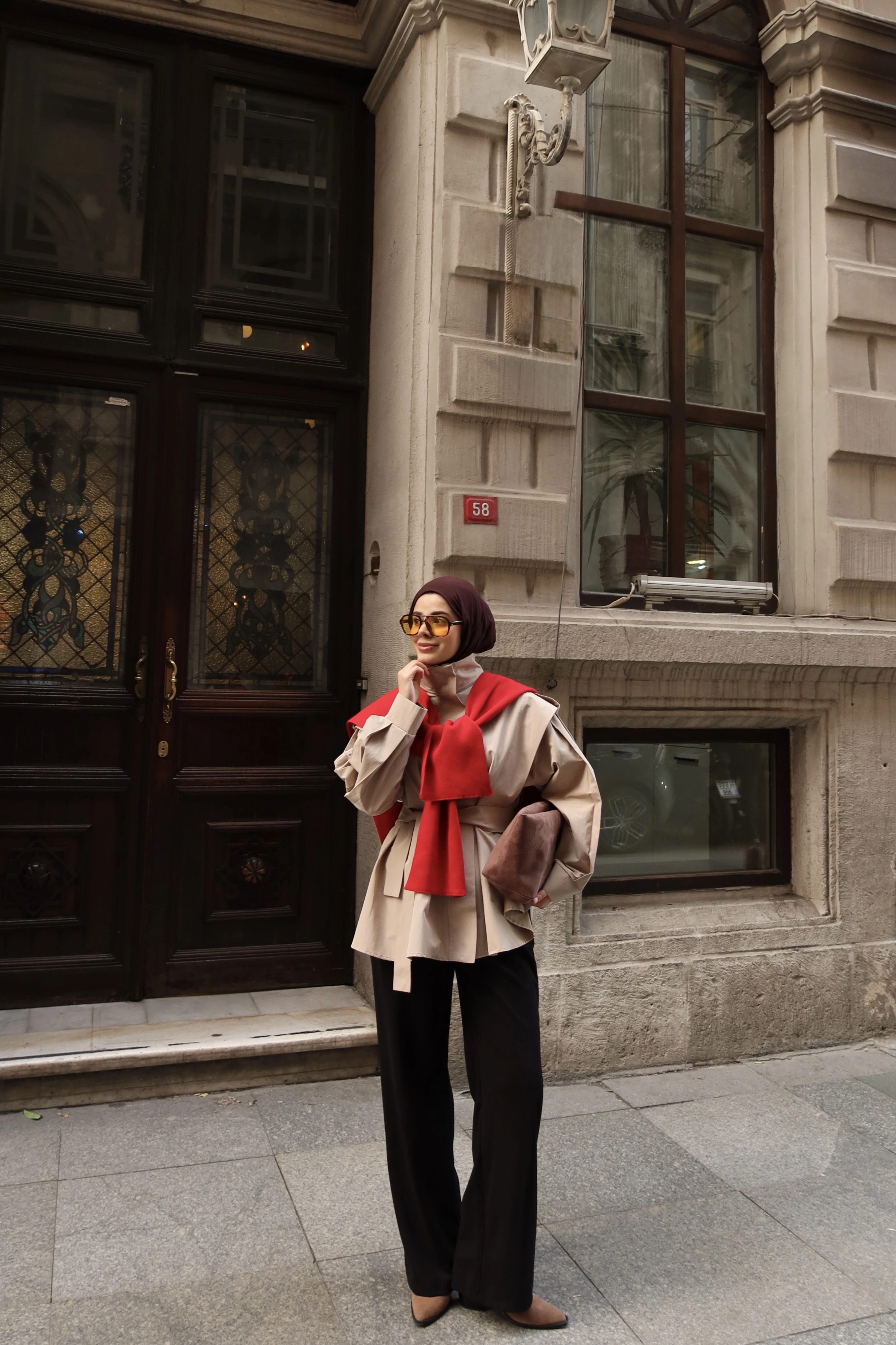 7623 DİK YAKA GENİŞ OMUZ TRENÇ KOYU BEJ