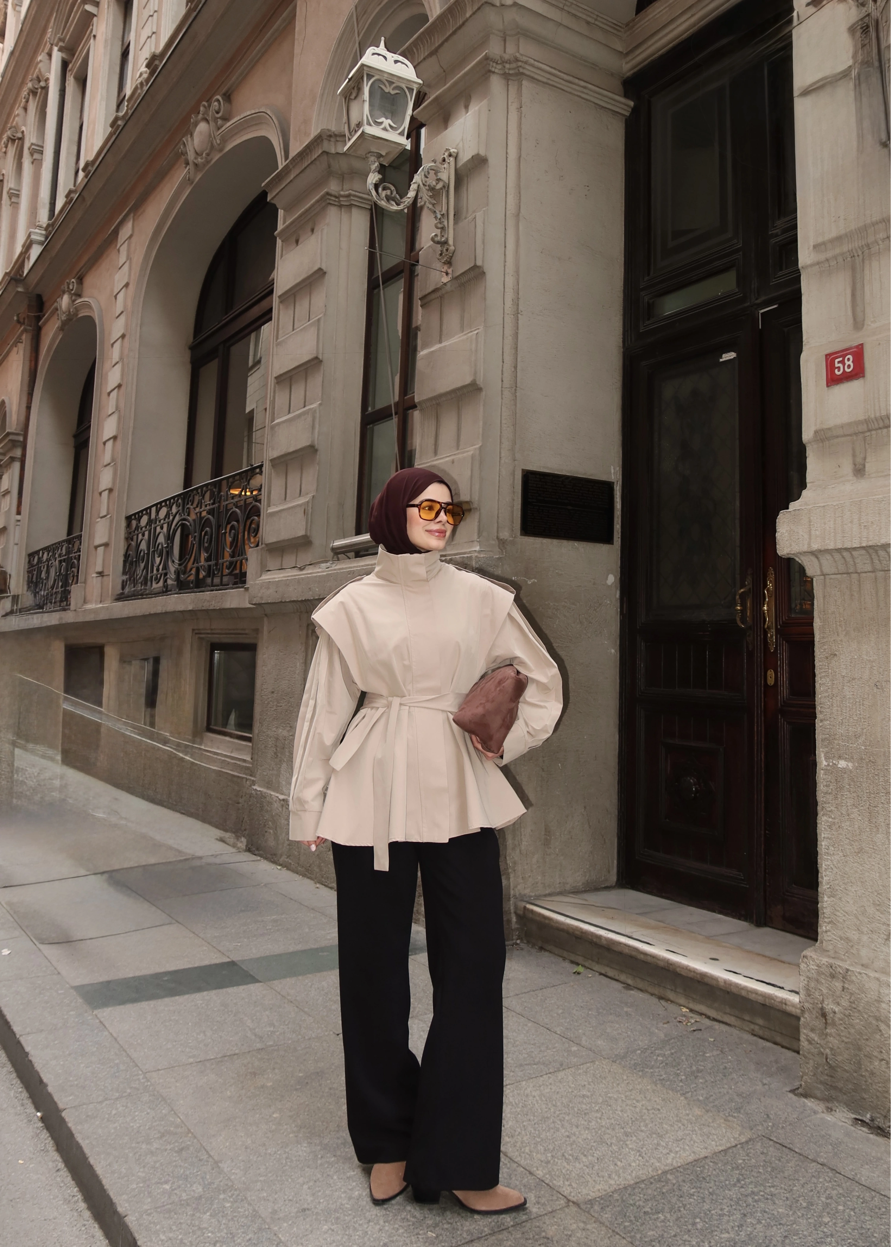 7623 DİK YAKA GENİŞ OMUZ TRENÇ KOYU BEJ