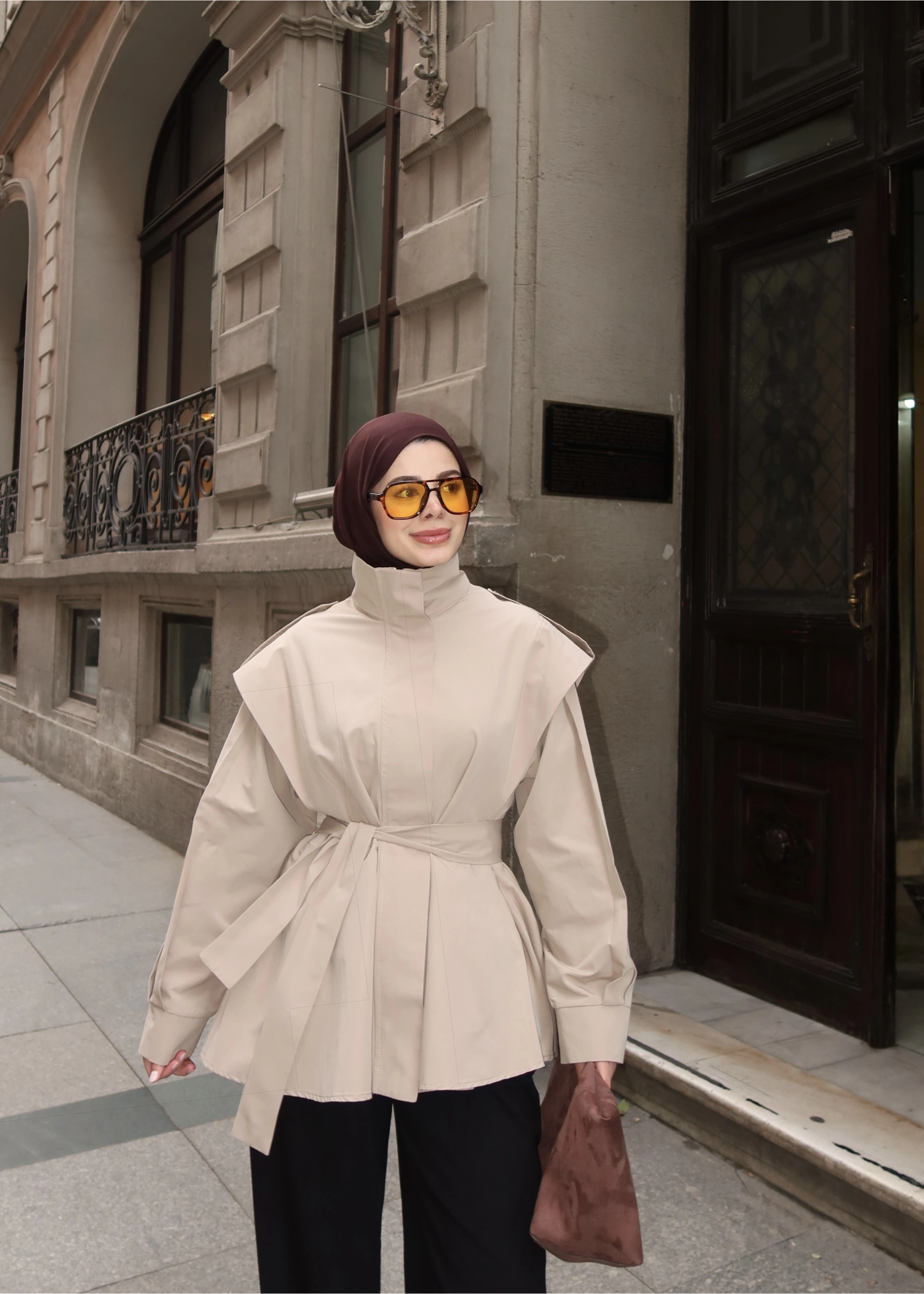 7623 DİK YAKA GENİŞ OMUZ TRENÇ KOYU BEJ