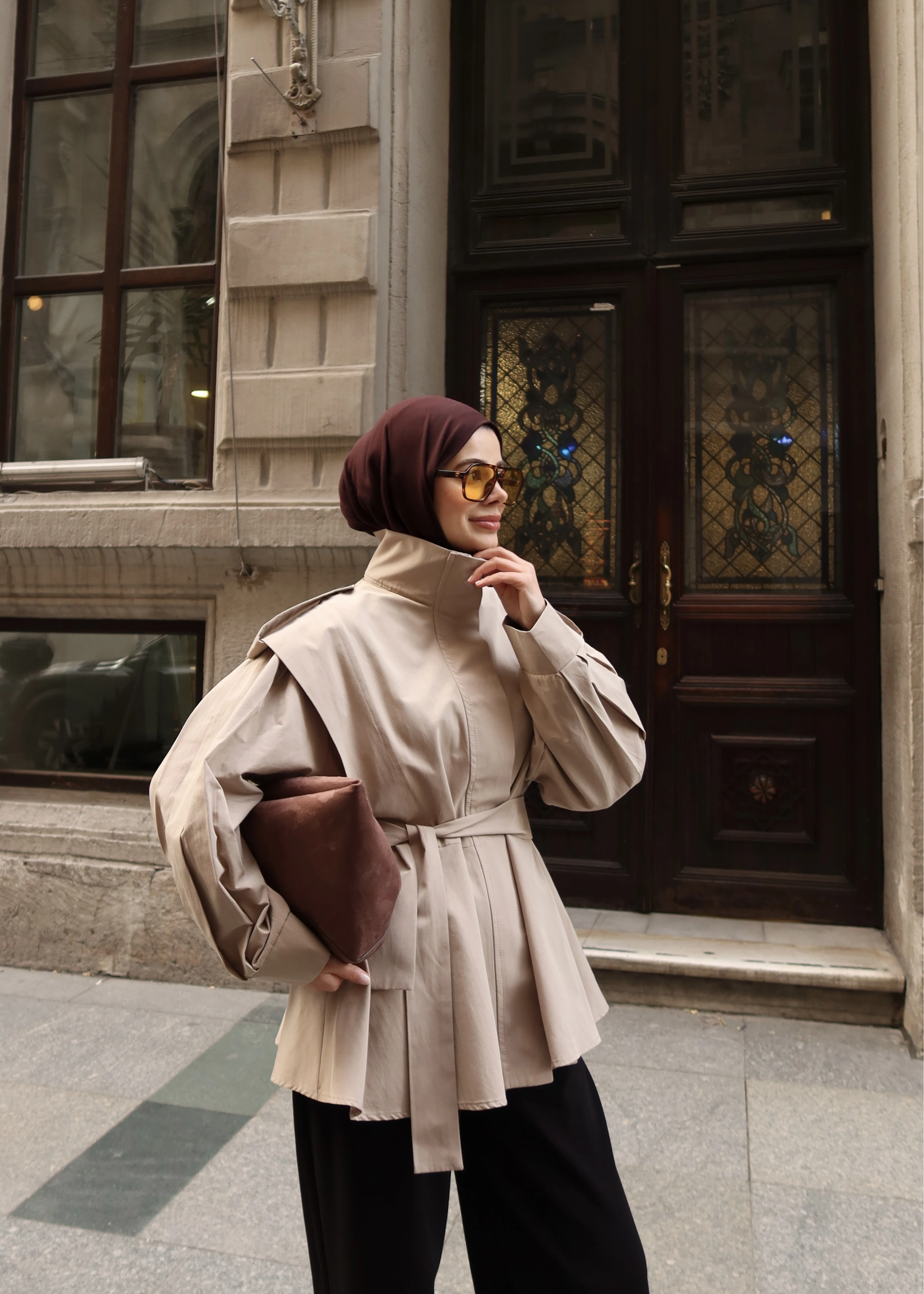 7623 DİK YAKA GENİŞ OMUZ TRENÇ KOYU BEJ