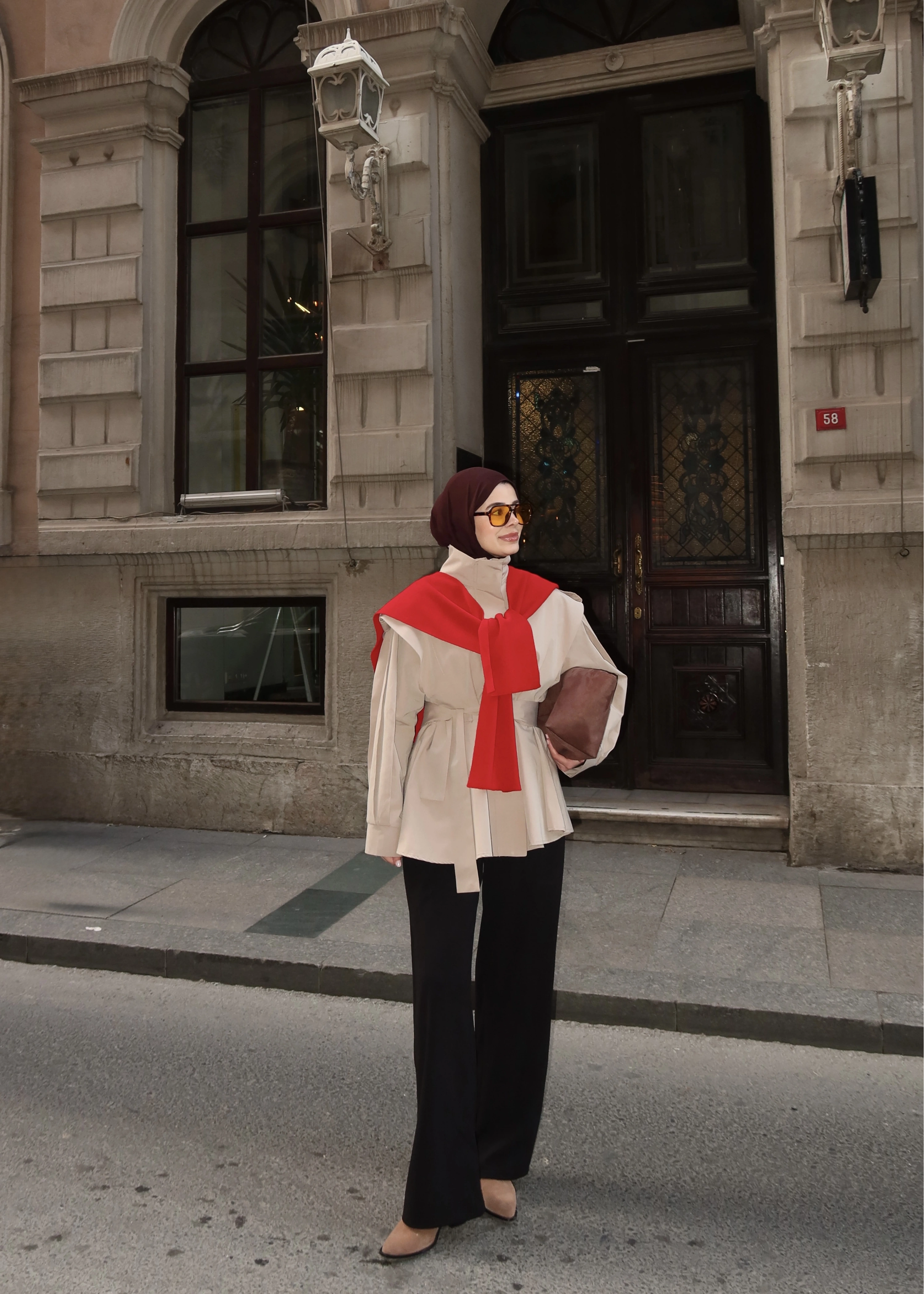 7623 DİK YAKA GENİŞ OMUZ TRENÇ KOYU BEJ