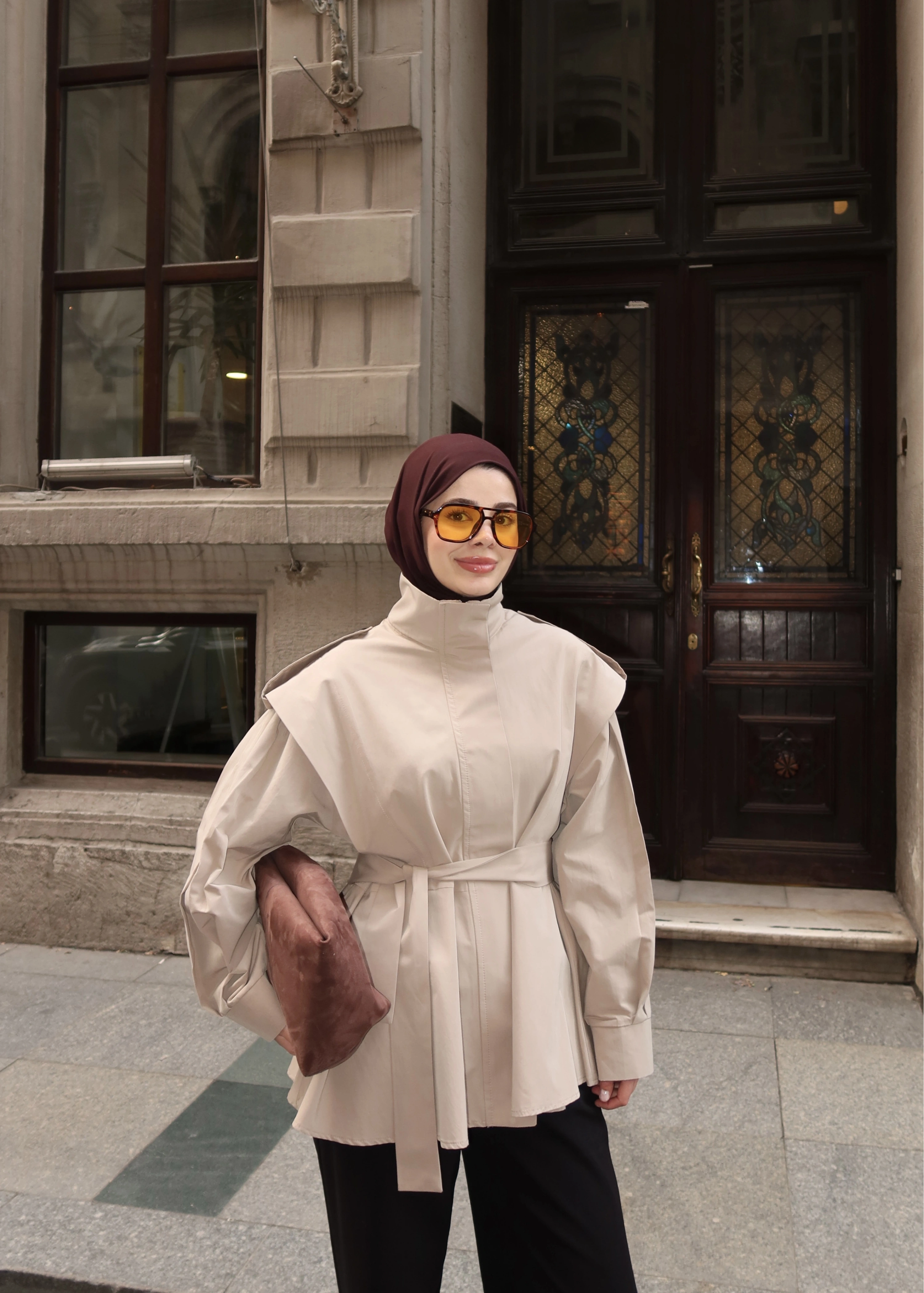 7623 DİK YAKA GENİŞ OMUZ TRENÇ KOYU BEJ