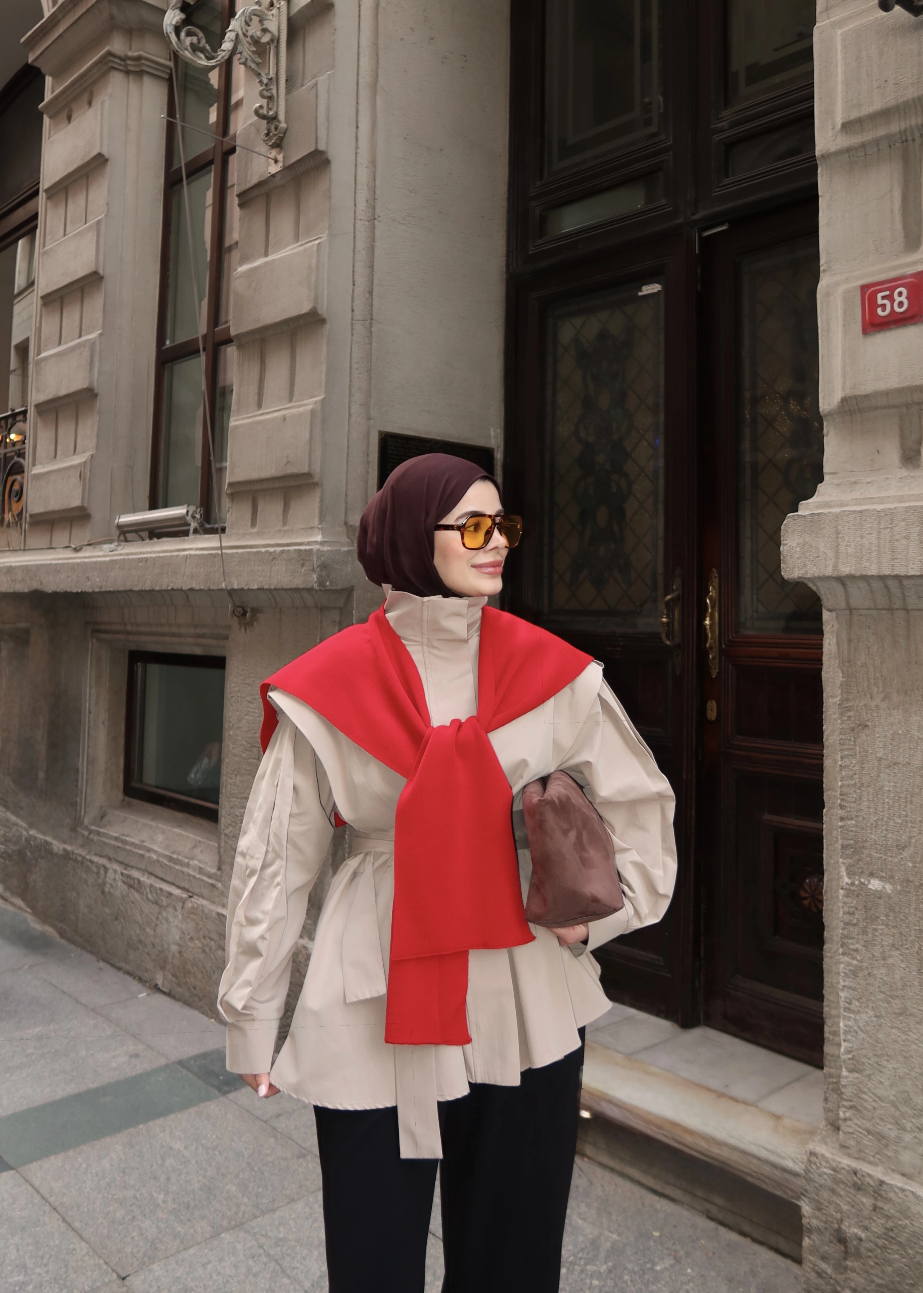 7623 DİK YAKA GENİŞ OMUZ TRENÇ KOYU BEJ