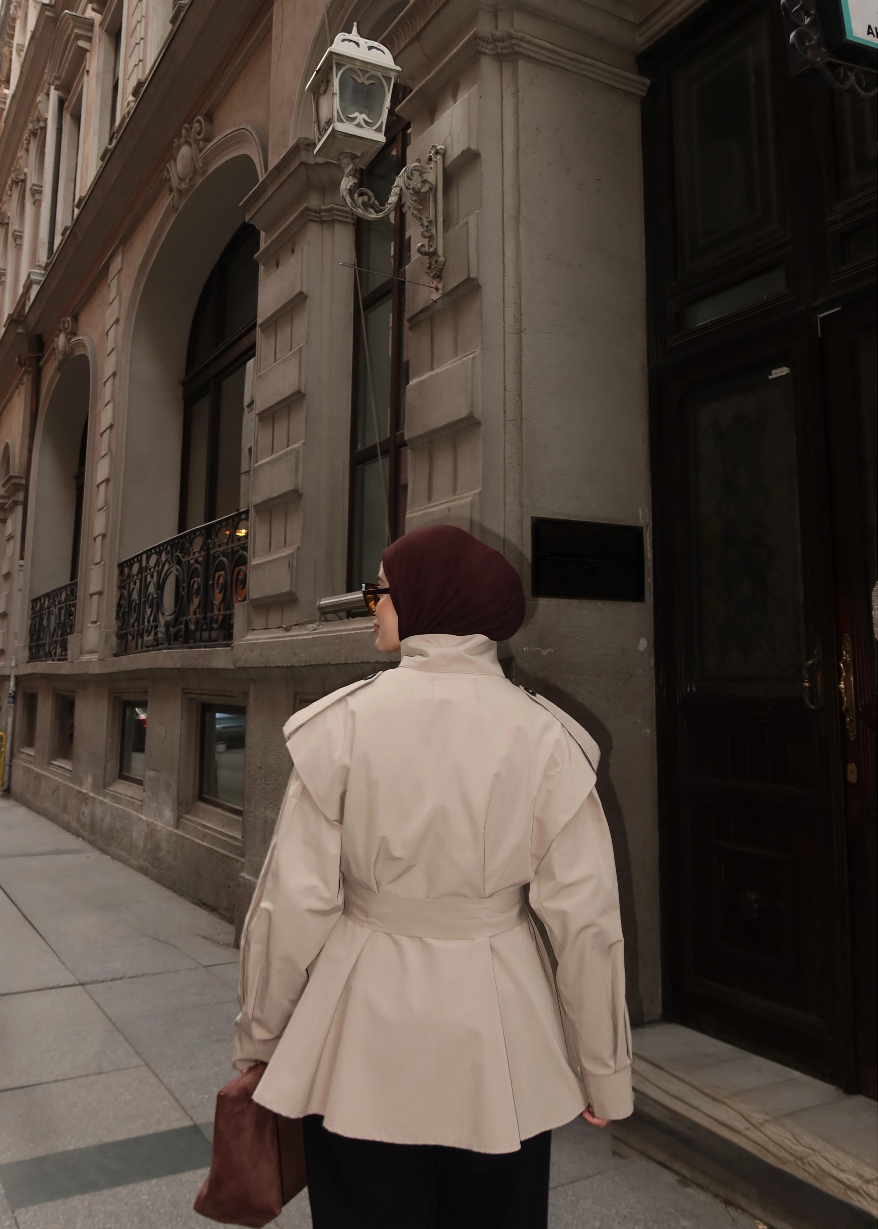 7623 DİK YAKA GENİŞ OMUZ TRENÇ KOYU BEJ