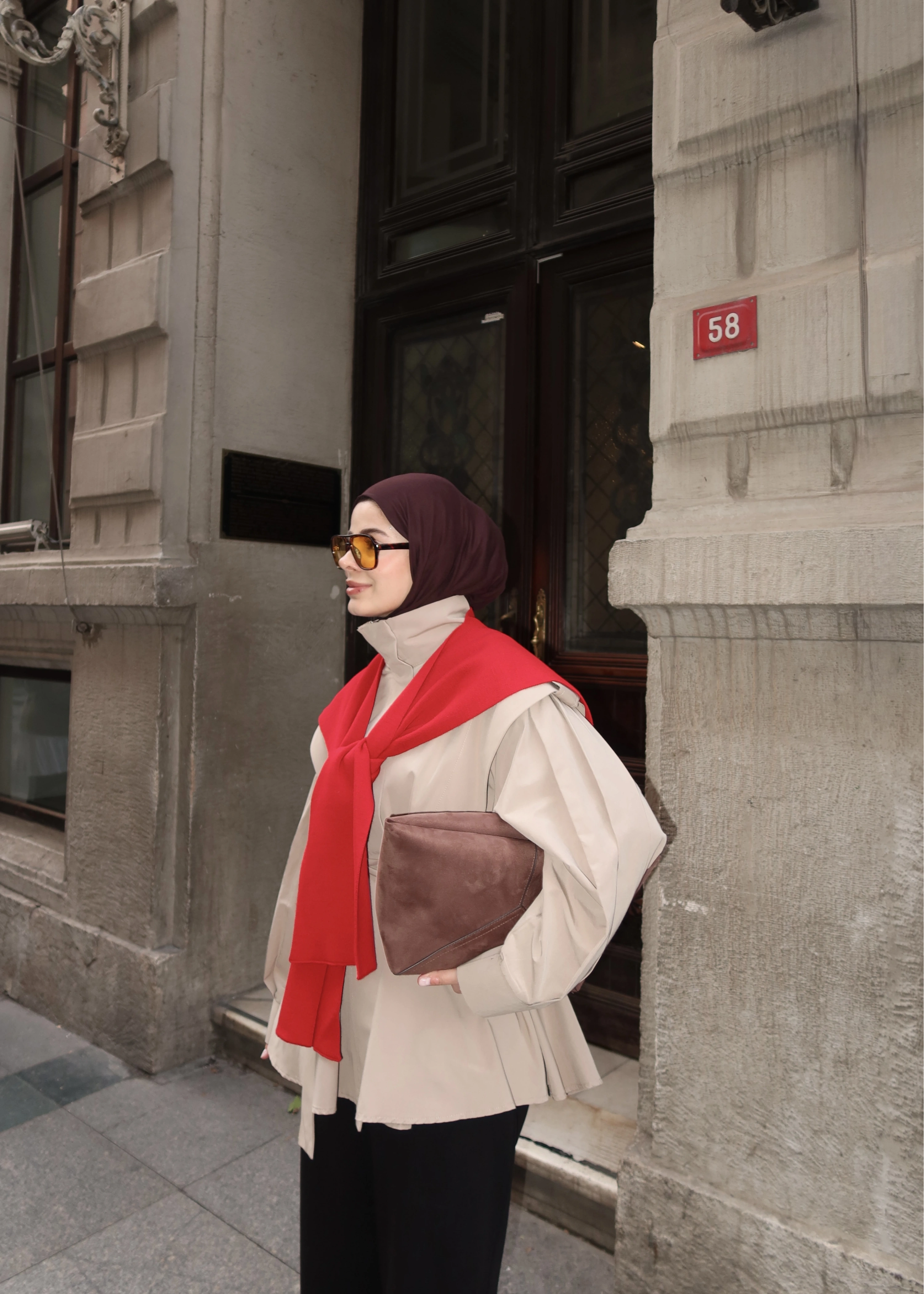 7623 DİK YAKA GENİŞ OMUZ TRENÇ KOYU BEJ