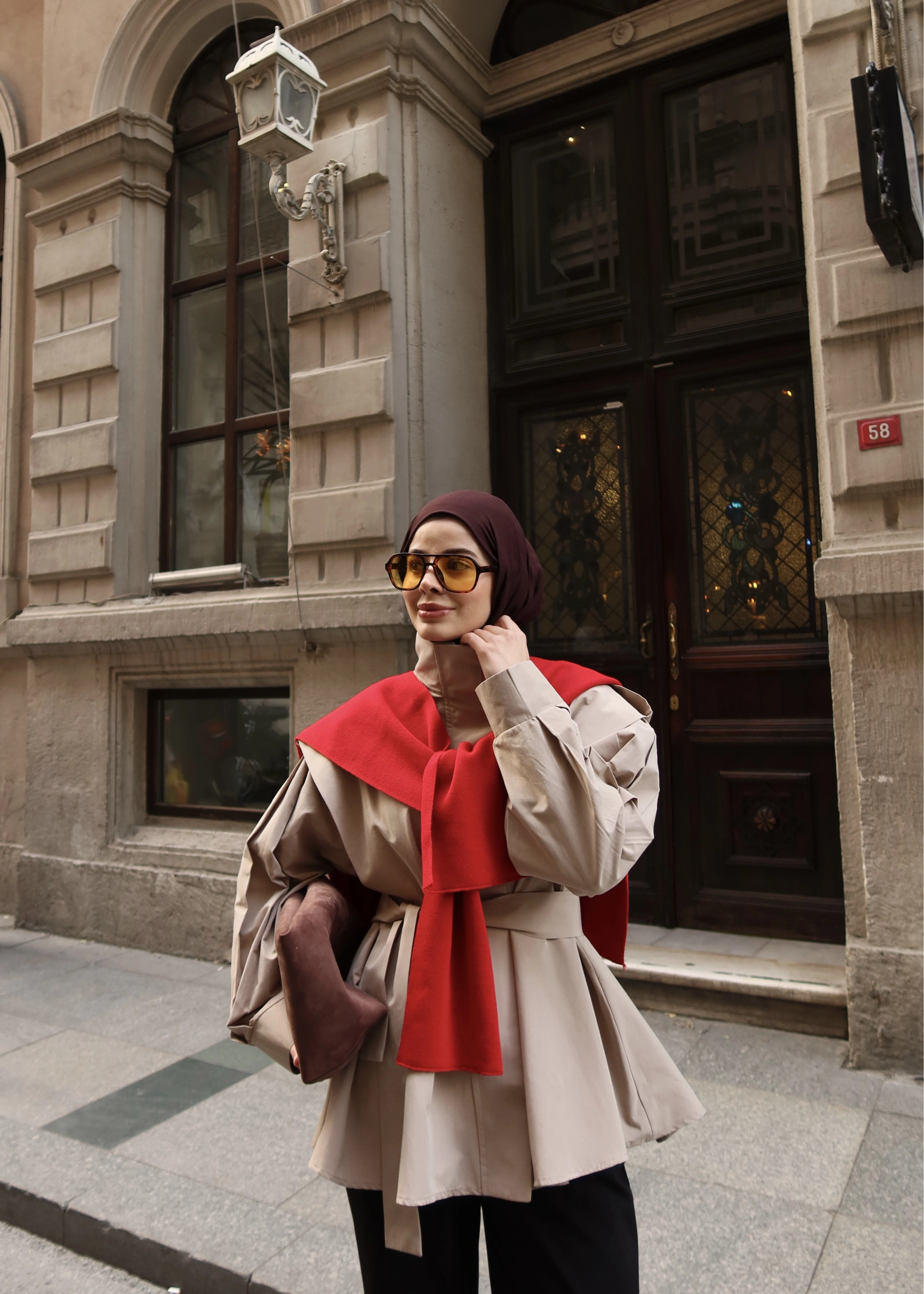 7623 DİK YAKA GENİŞ OMUZ TRENÇ KOYU BEJ