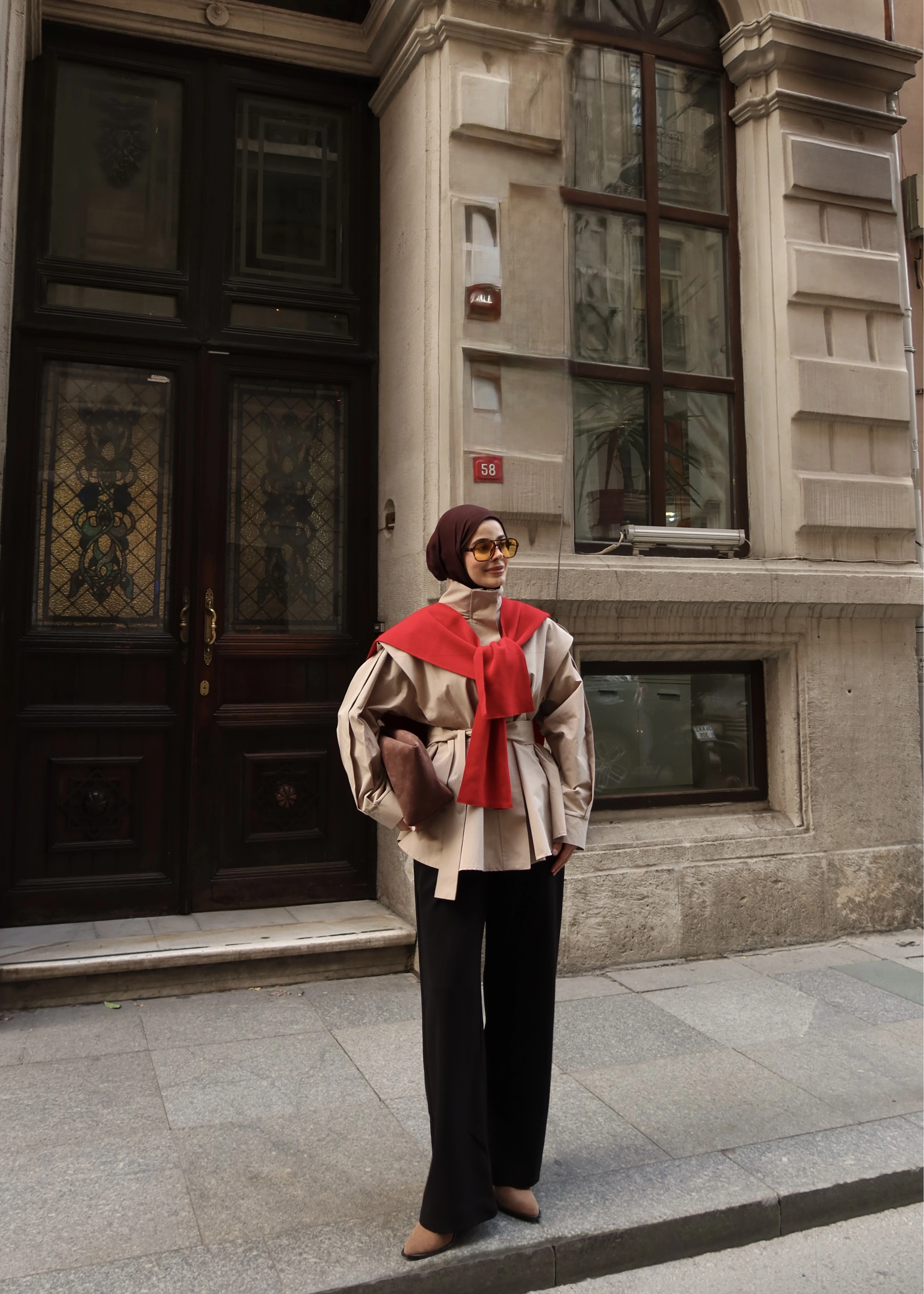 7623 DİK YAKA GENİŞ OMUZ TRENÇ KOYU BEJ