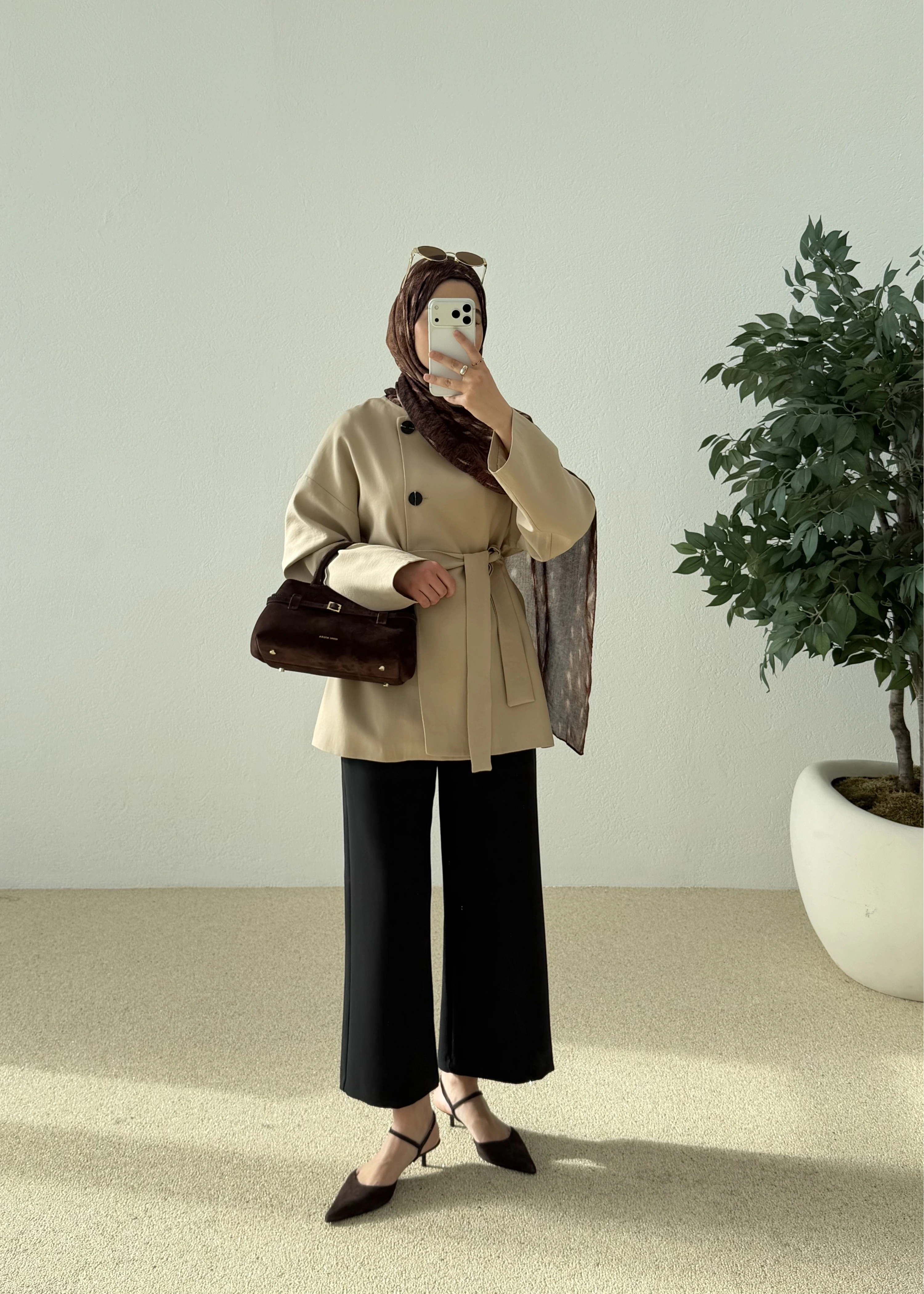 7672 KEMERLİ KISA TRENÇ KOYU BEJ