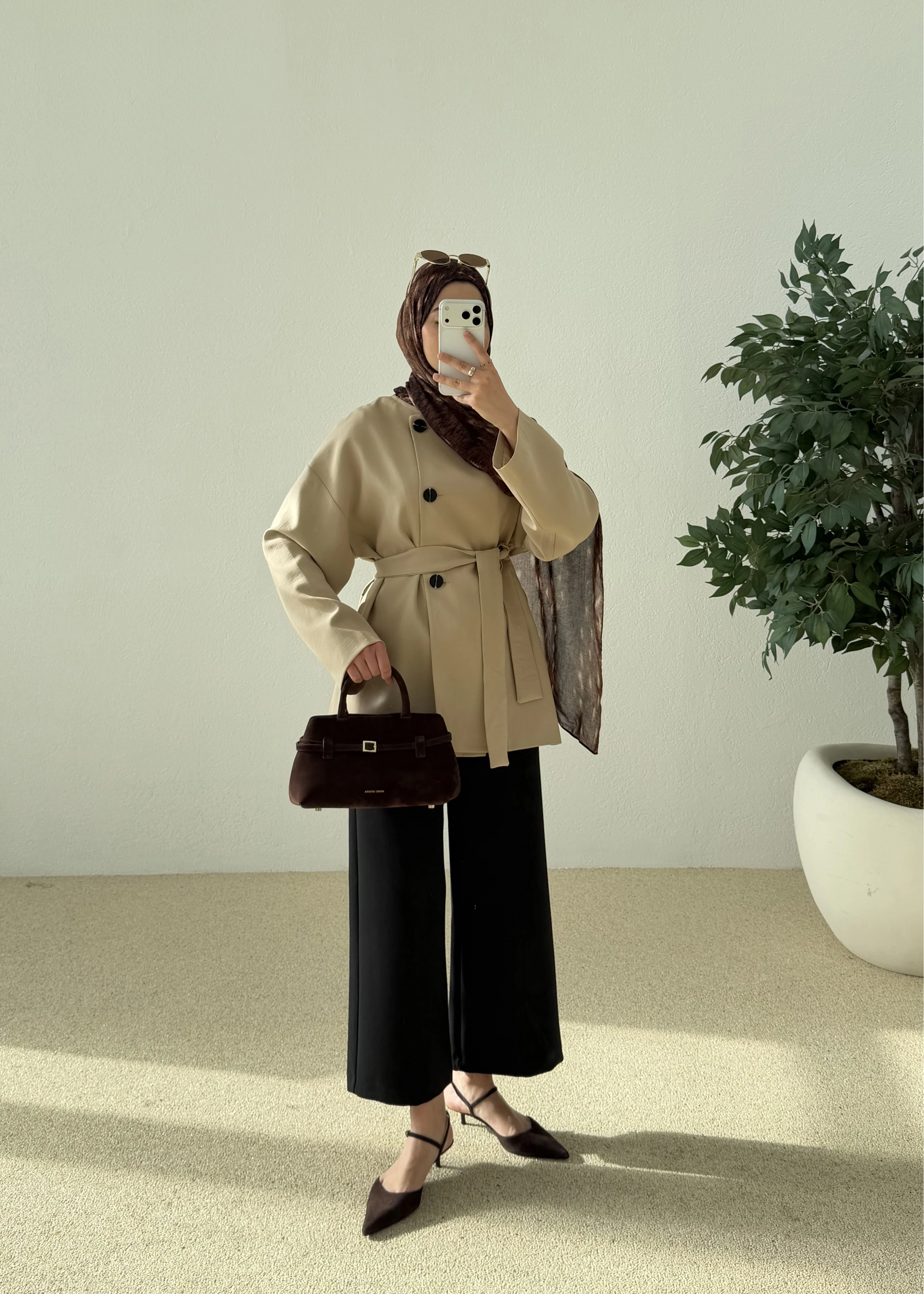 7672 KEMERLİ KISA TRENÇ KOYU BEJ