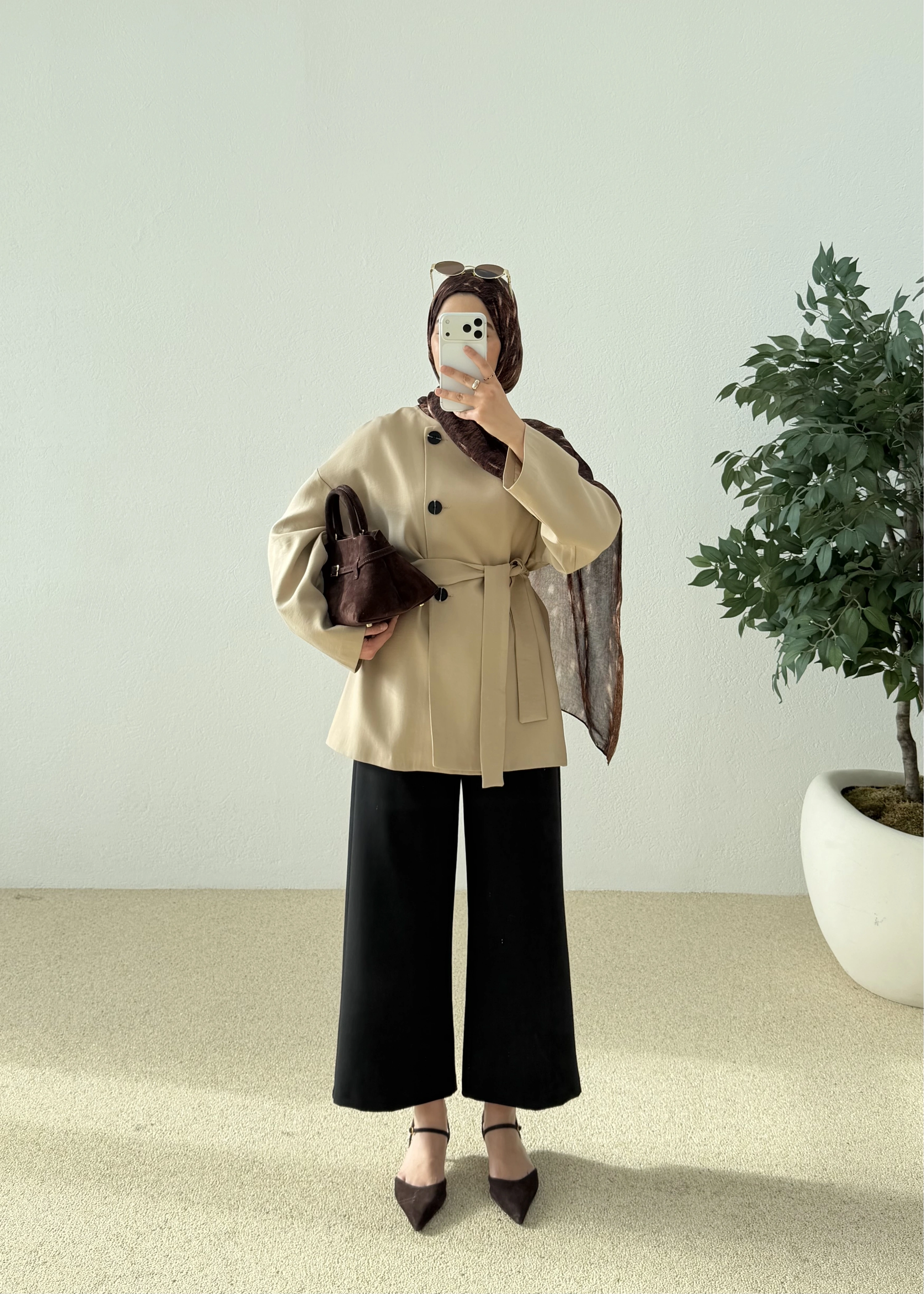 7672 KEMERLİ KISA TRENÇ KOYU BEJ