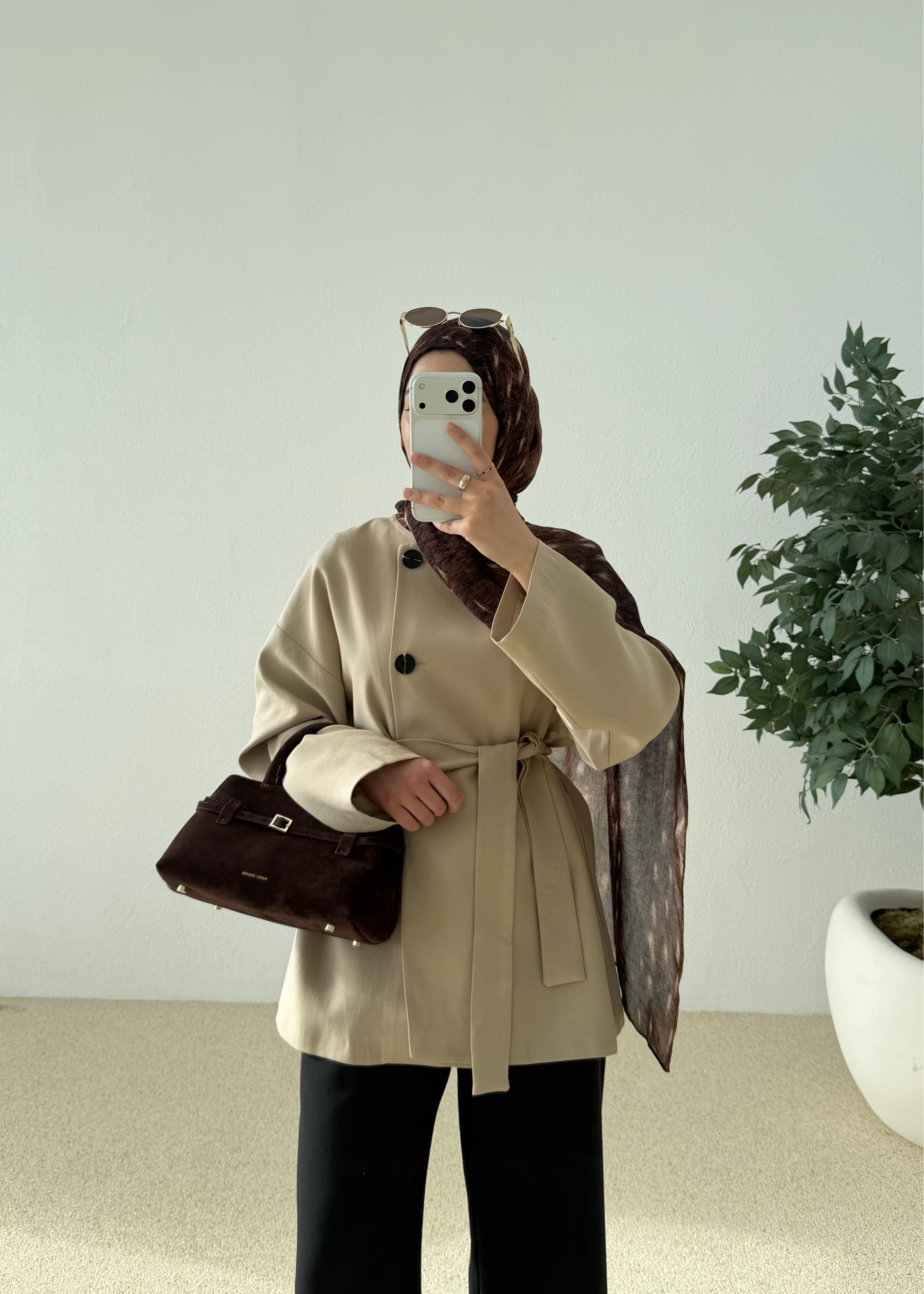 7672 KEMERLİ KISA TRENÇ KOYU BEJ