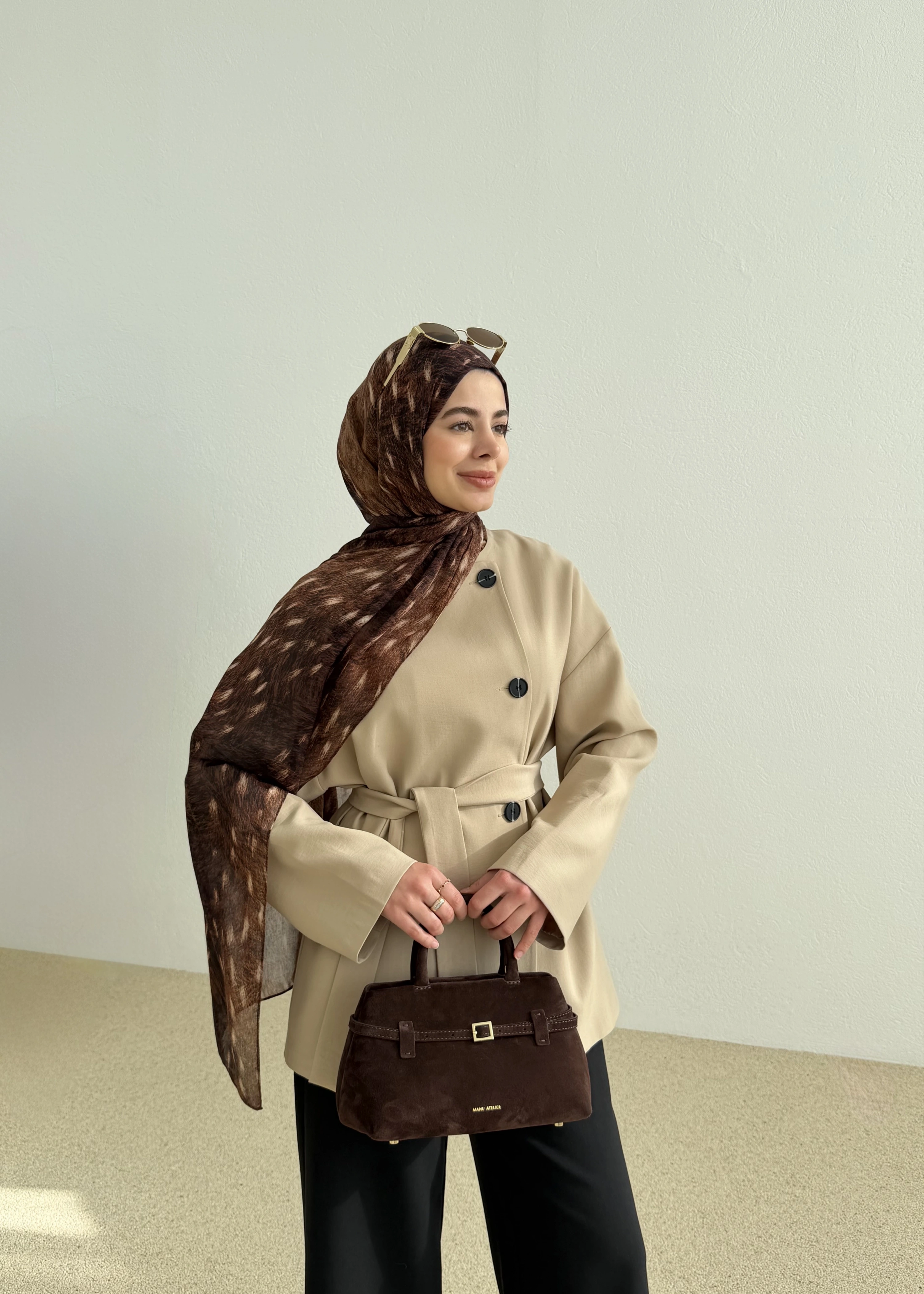 7672 KEMERLİ KISA TRENÇ KOYU BEJ