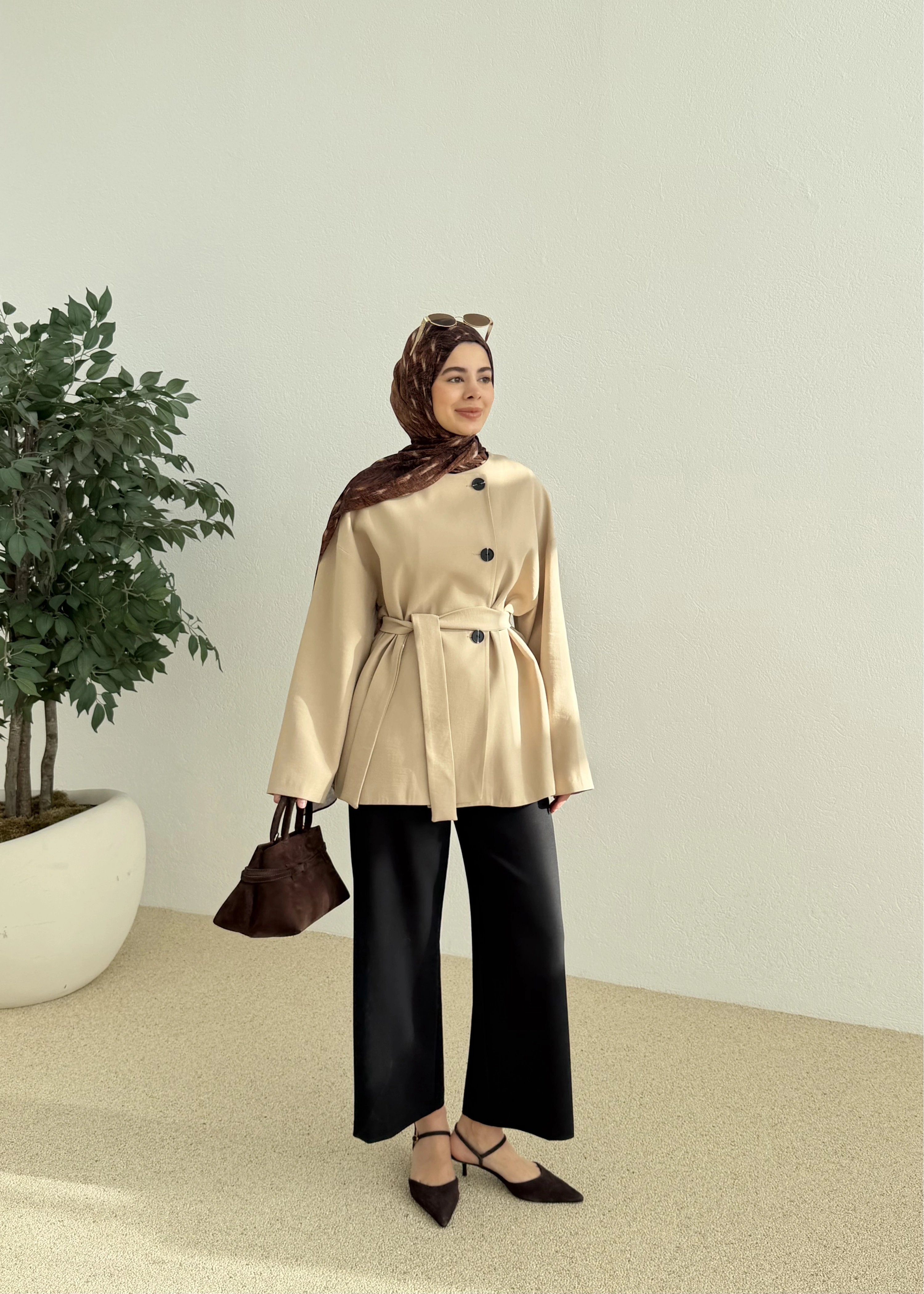 7672 KEMERLİ KISA TRENÇ KOYU BEJ